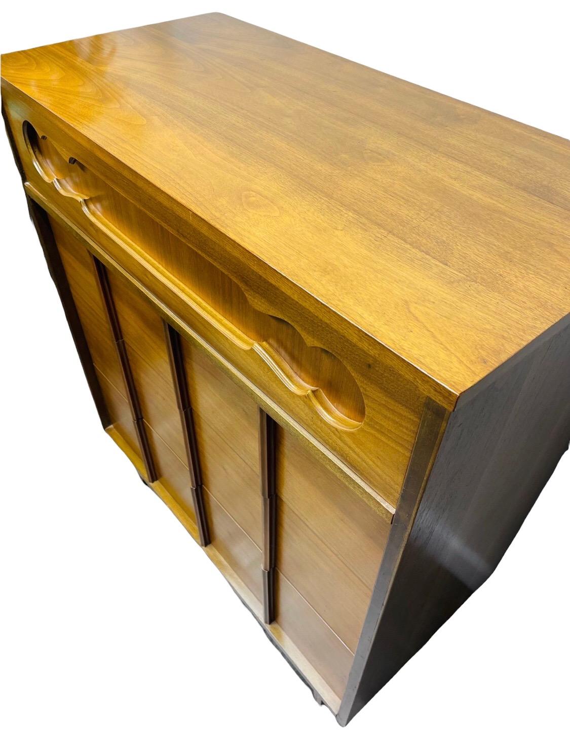 Mid-Century moderno Cassettiera vintage a 4 cassetti a coda di rondine del Mid-Century Modern in vendita