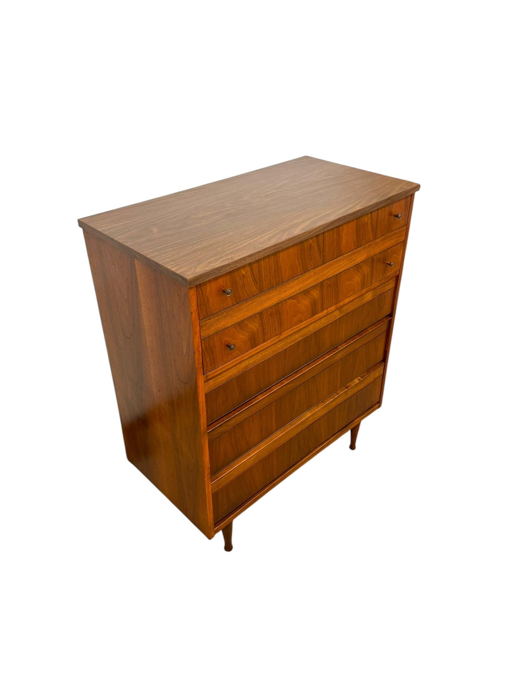 Vintage Mid Century Modern 4 Schublade Dresser Dovetailed Schubladen (Moderne der Mitte des Jahrhunderts) im Angebot