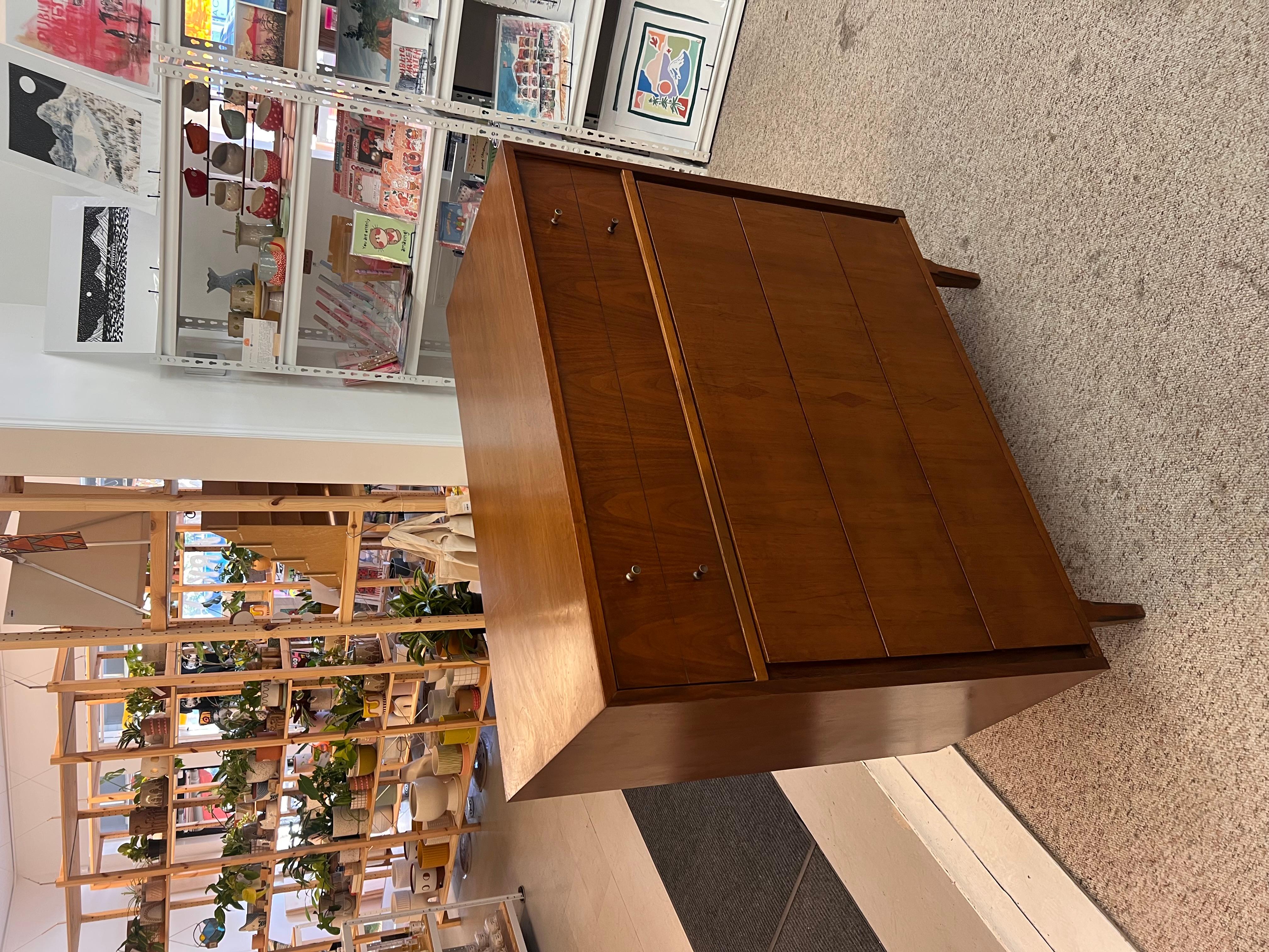 Vintage Mid Century Modern 4 Drawer Dresser Dovetailed Drawers In Good Condition For Sale In Seattle, WA