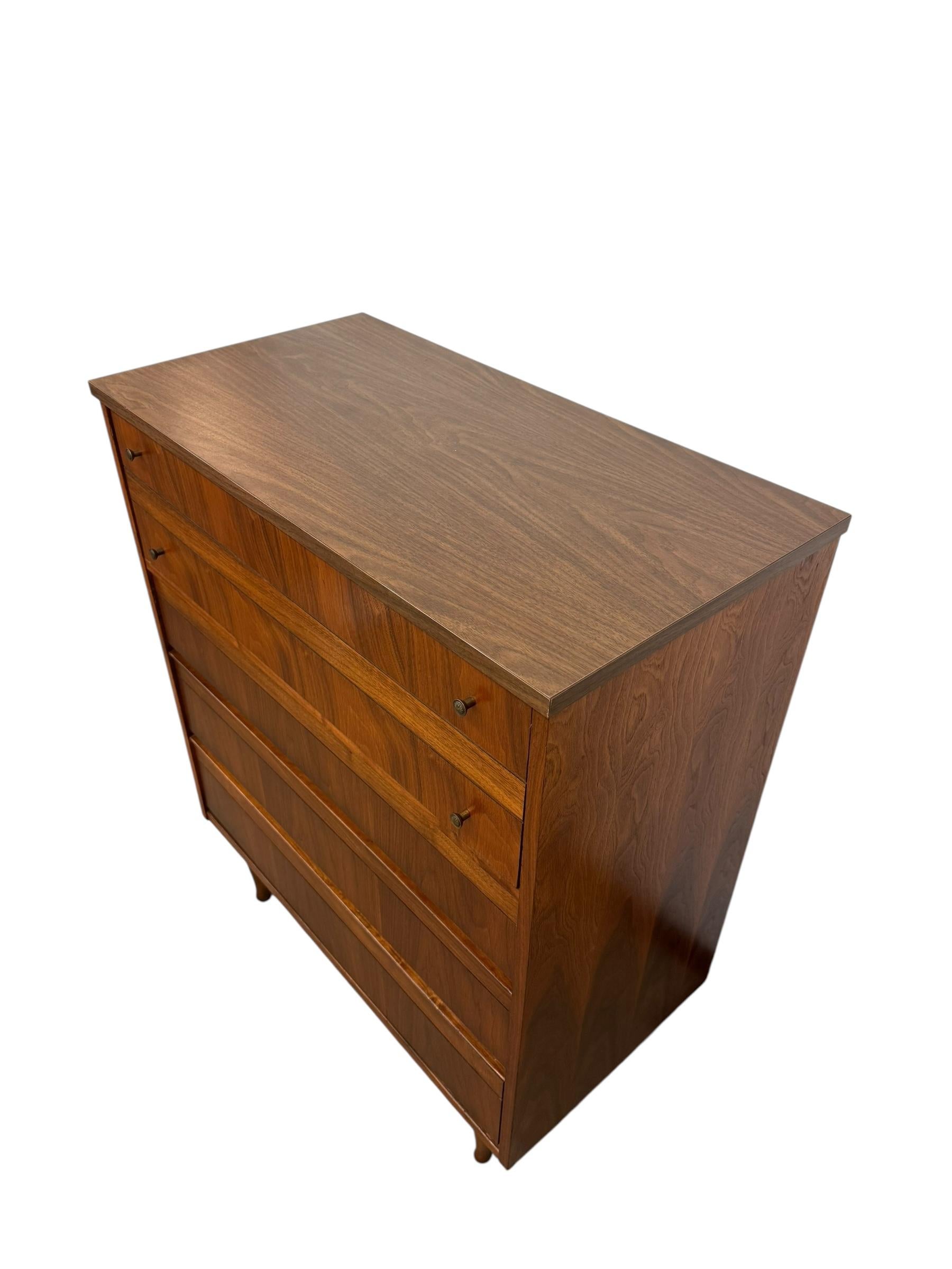 Vintage Mid Century Modern 4 Schublade Dresser Dovetailed Schubladen im Zustand „Gut“ im Angebot in Seattle, WA