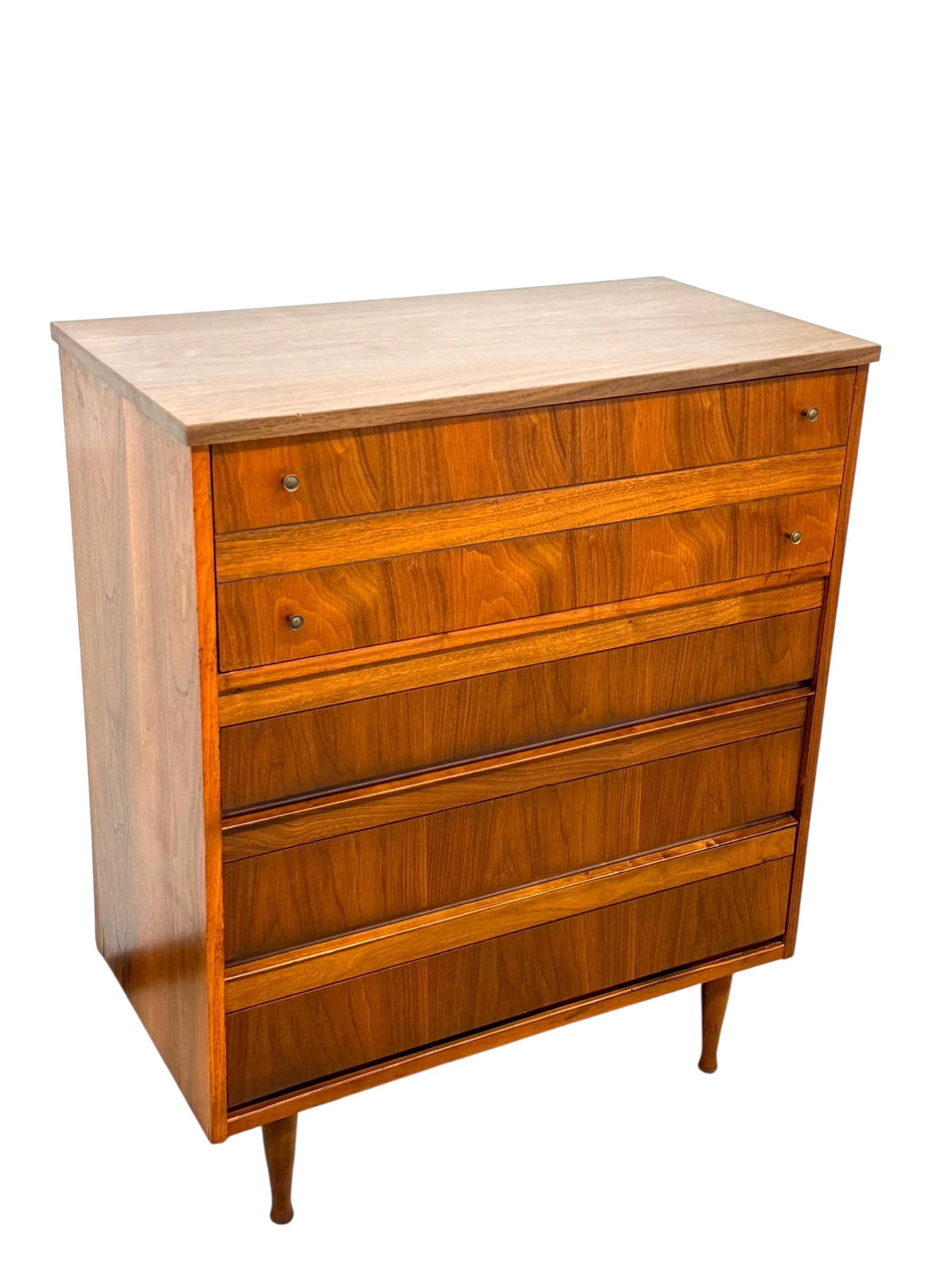 Vintage Mid Century Modern 4 Schublade Dresser Dovetailed Schubladen (Walnuss) im Angebot