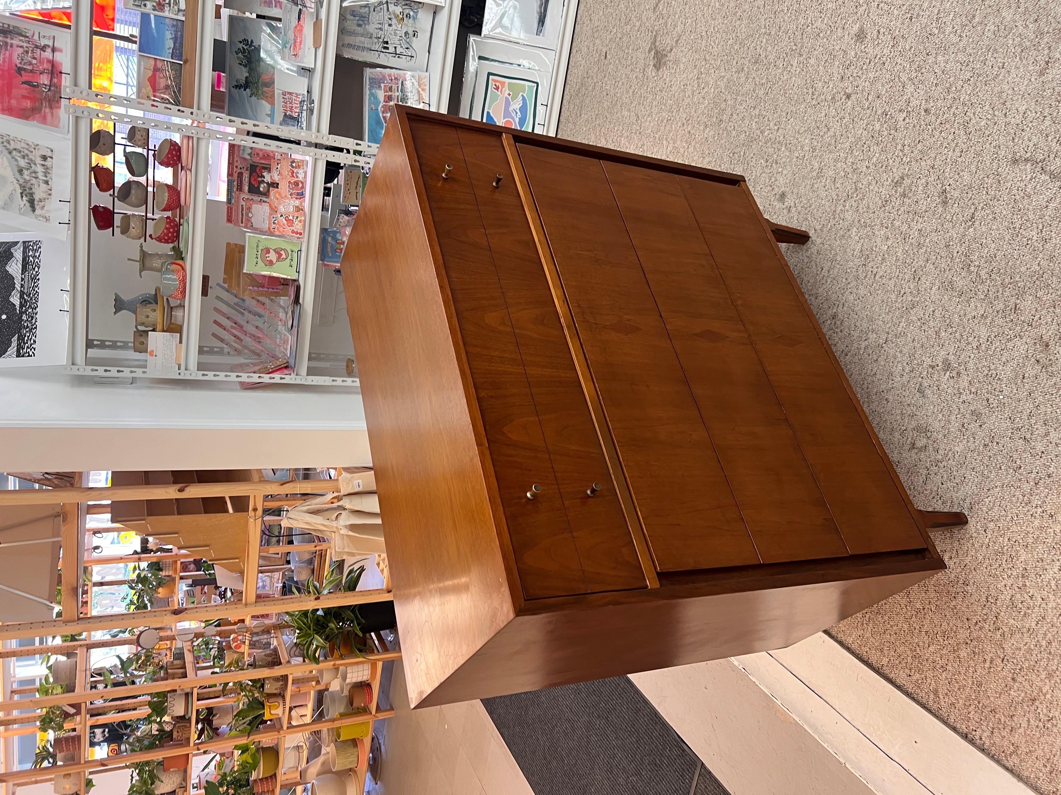 Vintage Mid Century Modern 4 Drawer Dresser Dovetailed Drawers For Sale 1