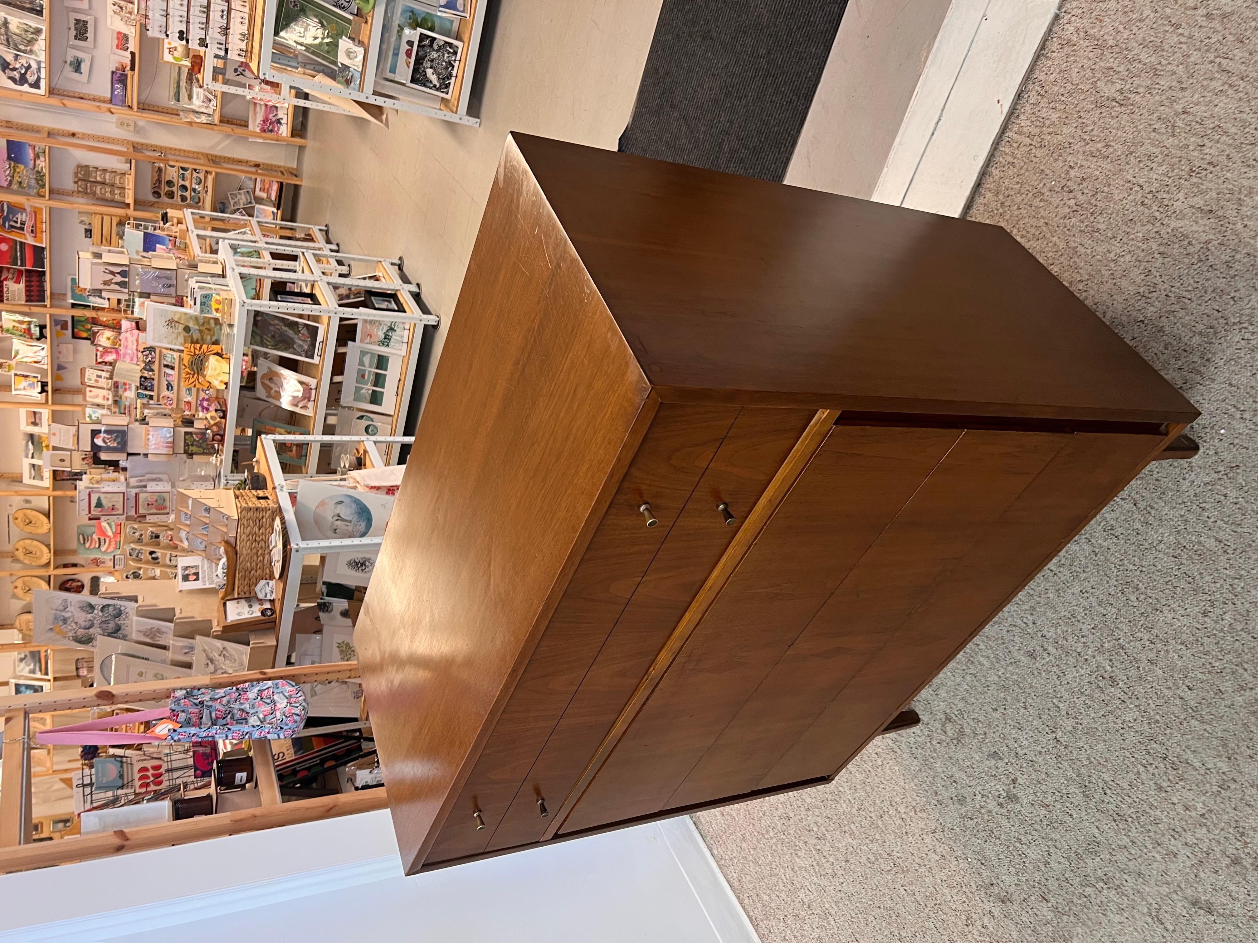 Vintage Mid Century Modern 4 Drawer Dresser Dovetailed Drawers For Sale 2