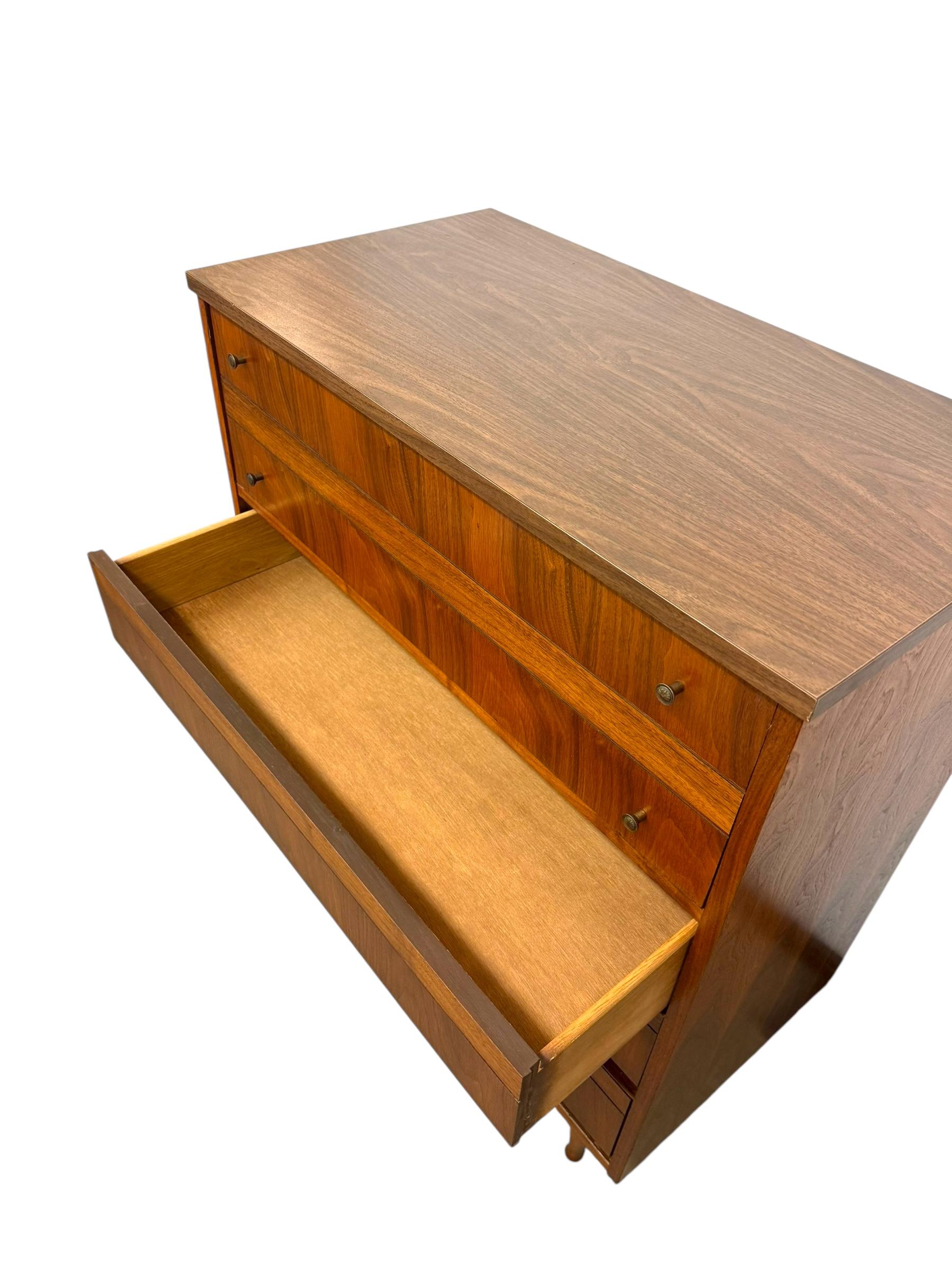 Vintage Mid Century Modern 4 Schublade Dresser Dovetailed Schubladen im Angebot 2