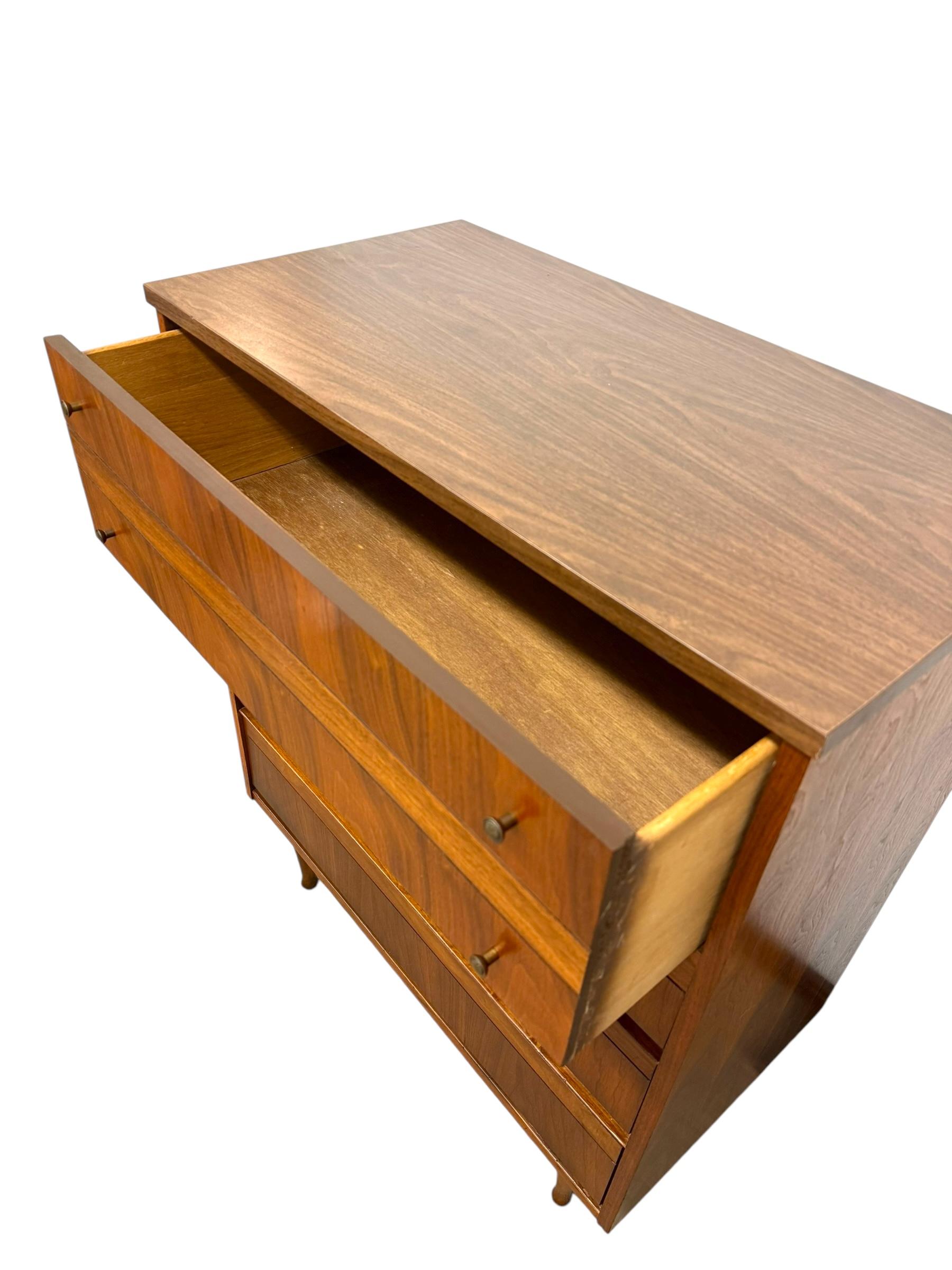Vintage Mid Century Modern 4 Schublade Dresser Dovetailed Schubladen im Angebot 3