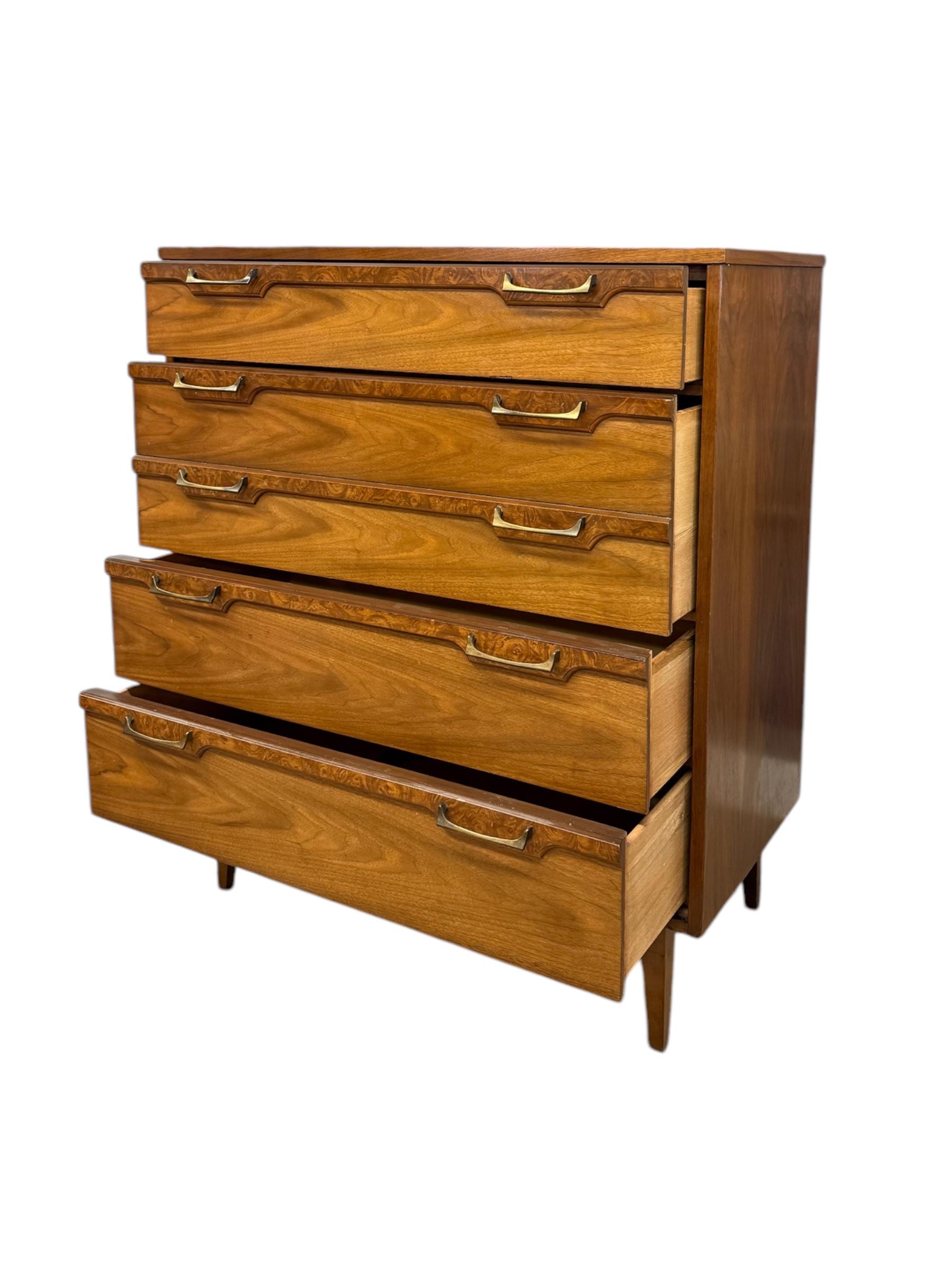 Comò a 4 cassetti Vintage Mid Century Modern con accenti di radica Cassetti a coda di rondine in vendita 4