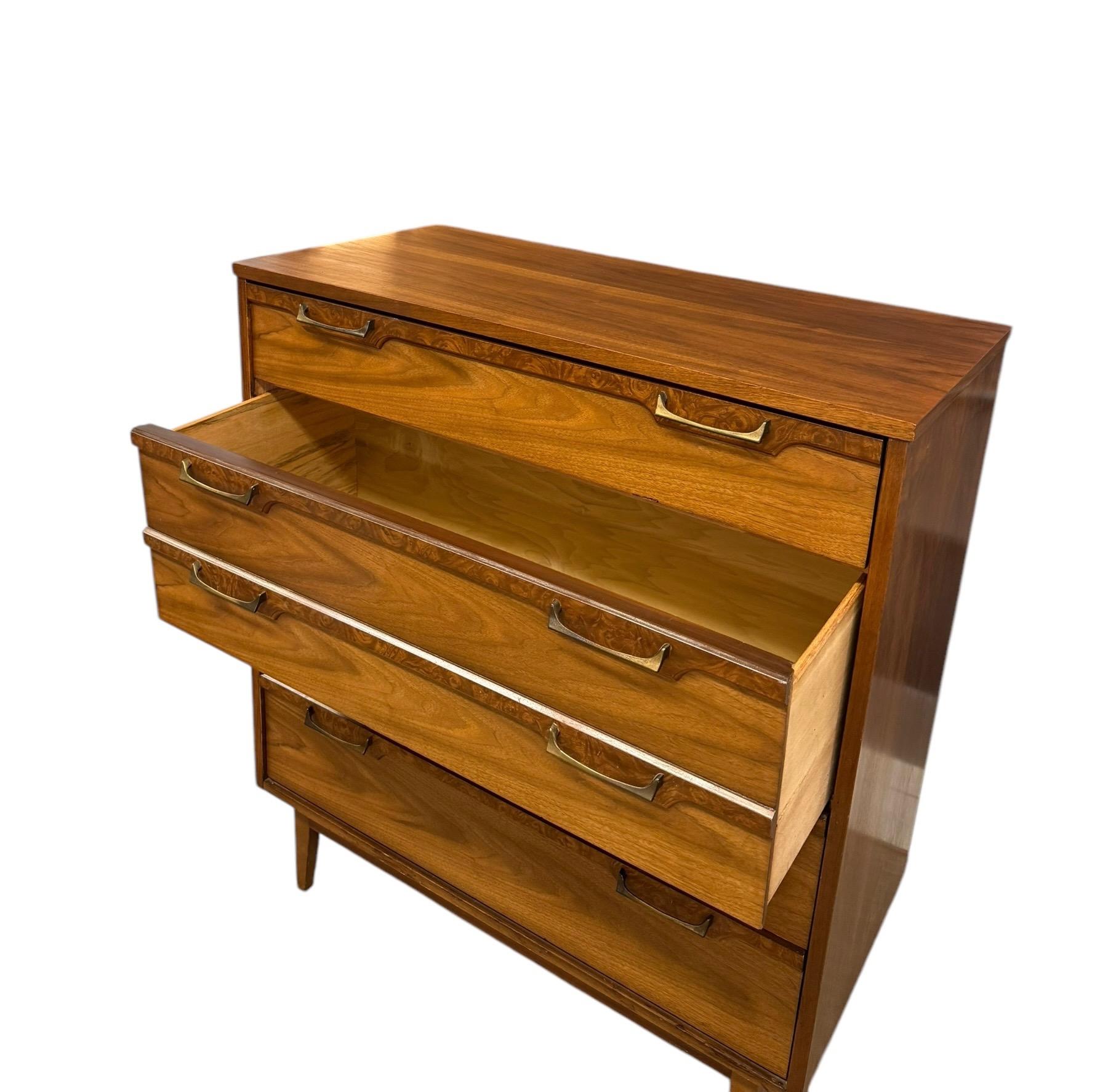 Comò a 4 cassetti Vintage Mid Century Modern con accenti di radica Cassetti a coda di rondine in vendita 5