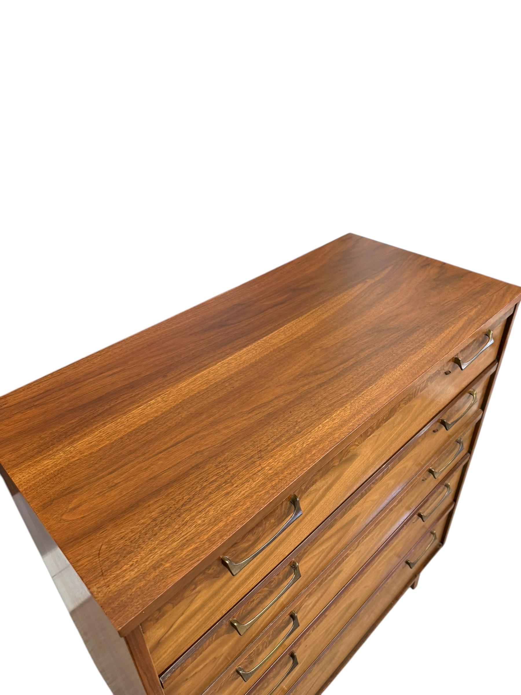 Comò a 4 cassetti Vintage Mid Century Modern con accenti di radica Cassetti a coda di rondine in vendita 6