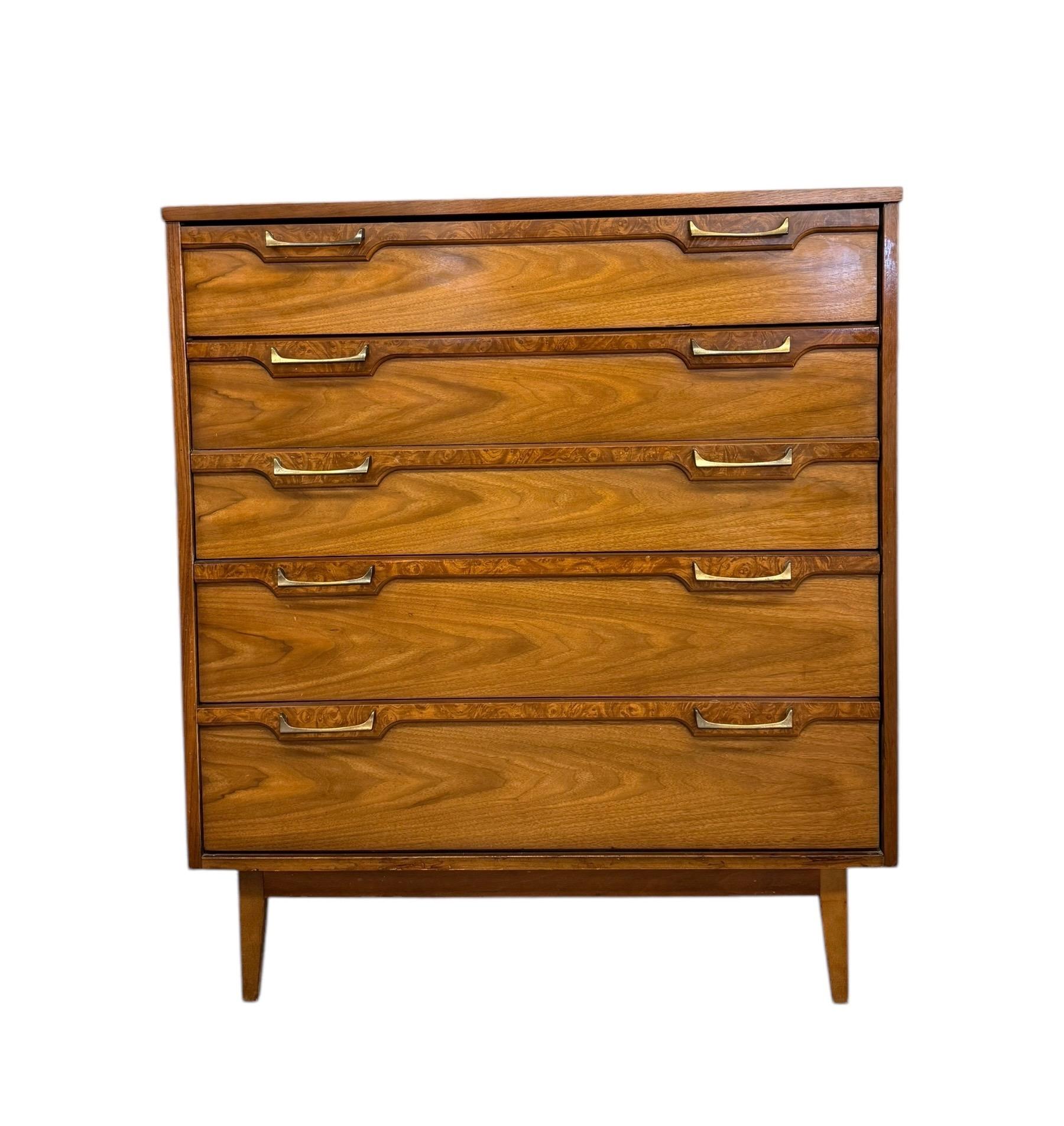 Mid-Century moderno Comò a 4 cassetti Vintage Mid Century Modern con accenti di radica Cassetti a coda di rondine in vendita