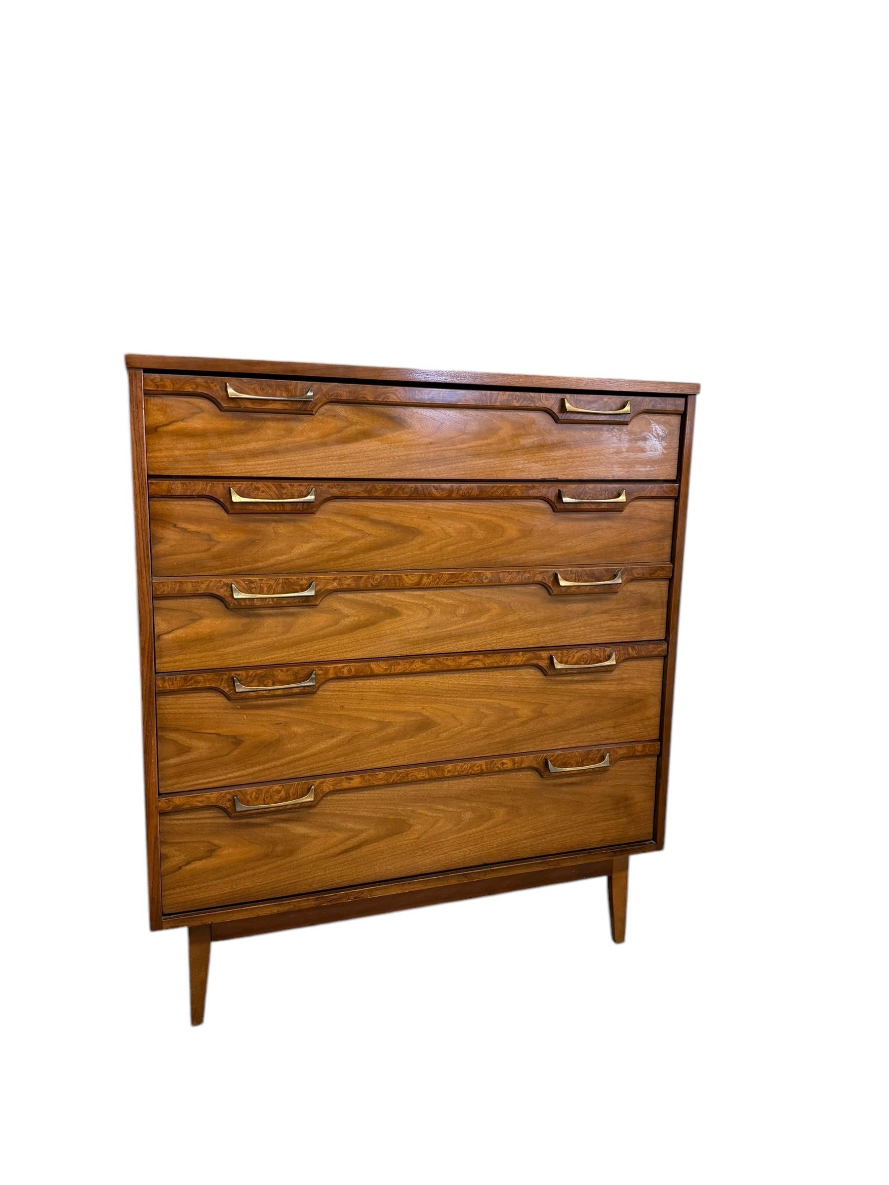 Comò a 4 cassetti Vintage Mid Century Modern con accenti di radica Cassetti a coda di rondine In condizioni buone in vendita a Seattle, WA
