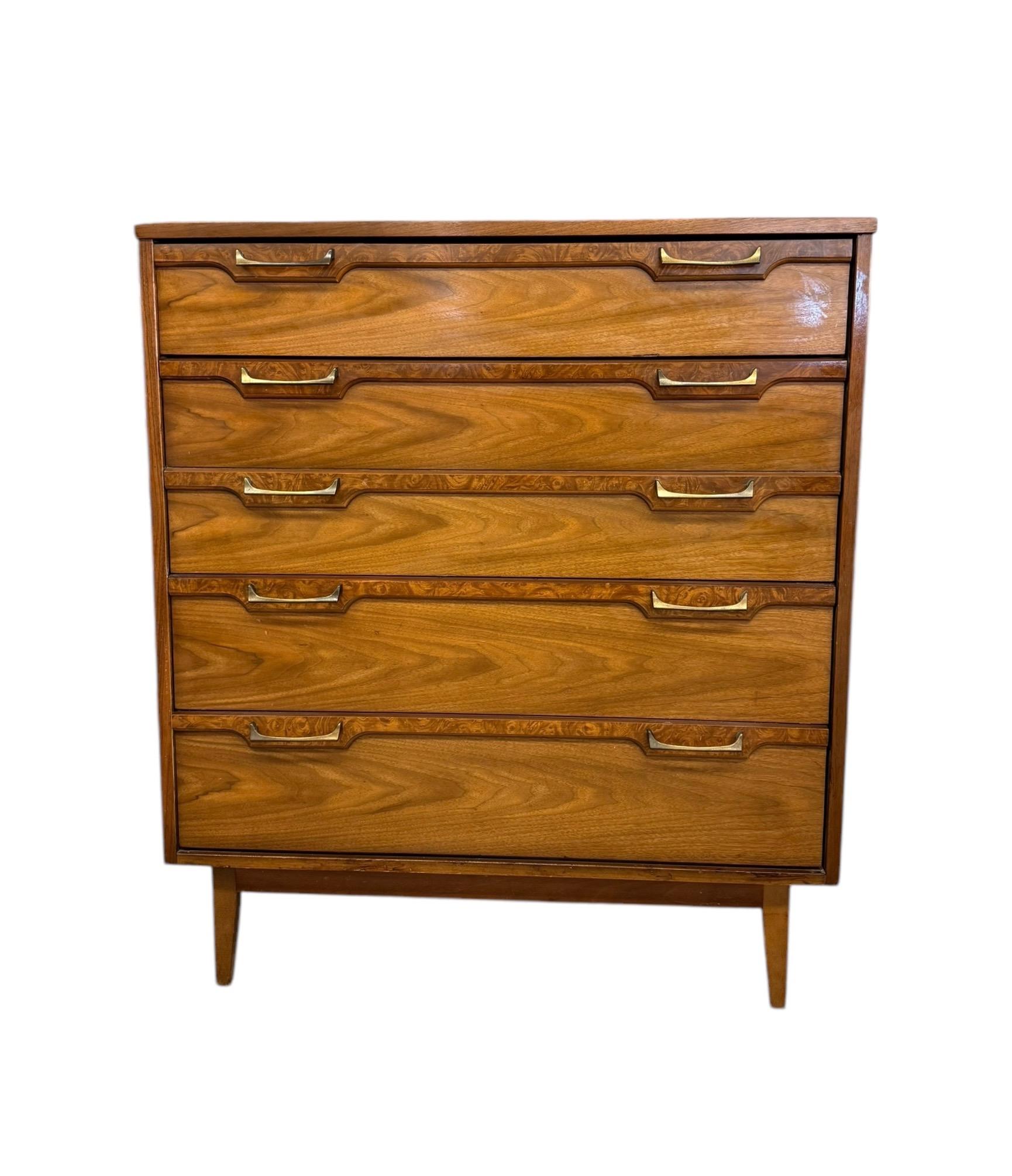 Fine XX secolo Comò a 4 cassetti Vintage Mid Century Modern con accenti di radica Cassetti a coda di rondine in vendita