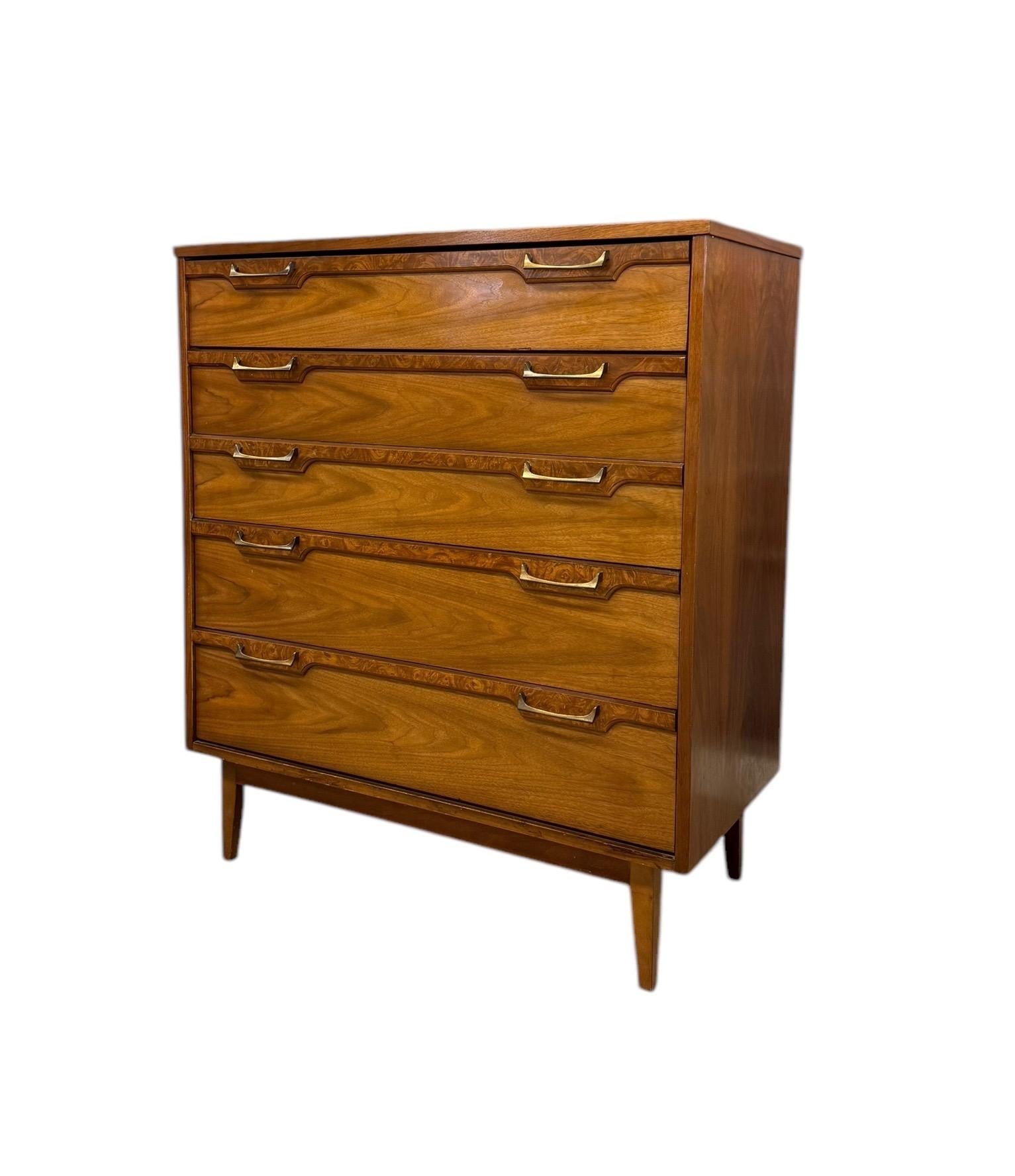 Legno Comò a 4 cassetti Vintage Mid Century Modern con accenti di radica Cassetti a coda di rondine in vendita