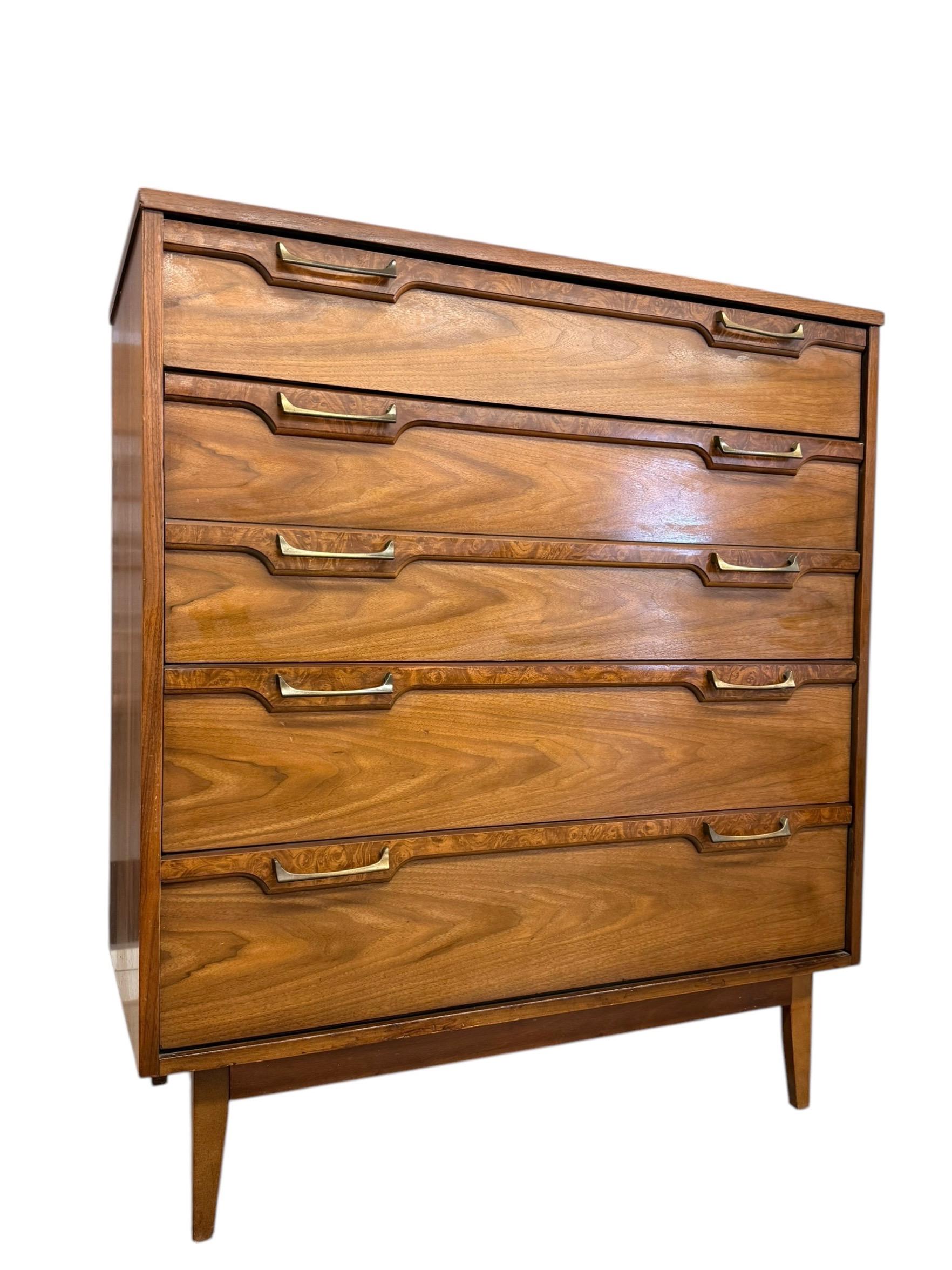 Comò a 4 cassetti Vintage Mid Century Modern con accenti di radica Cassetti a coda di rondine in vendita 1