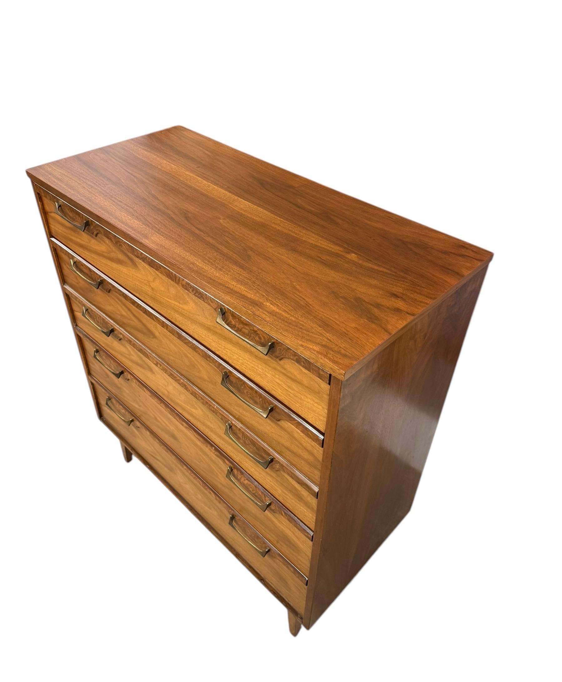 Comò a 4 cassetti Vintage Mid Century Modern con accenti di radica Cassetti a coda di rondine in vendita 2