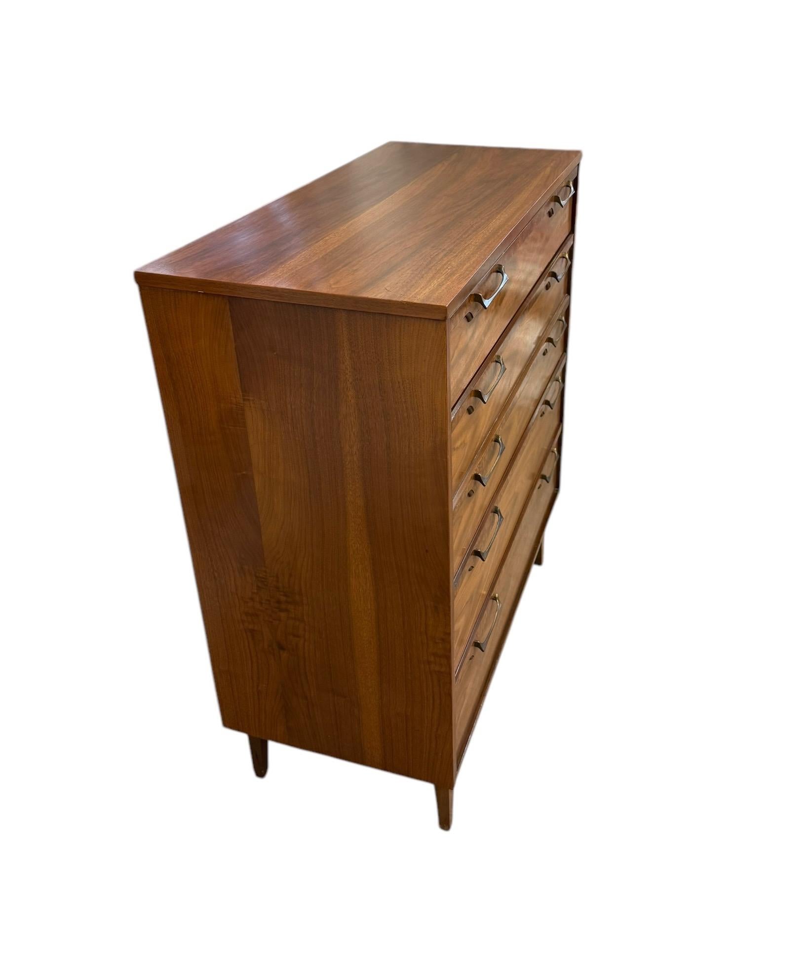 Comò a 4 cassetti Vintage Mid Century Modern con accenti di radica Cassetti a coda di rondine in vendita 3