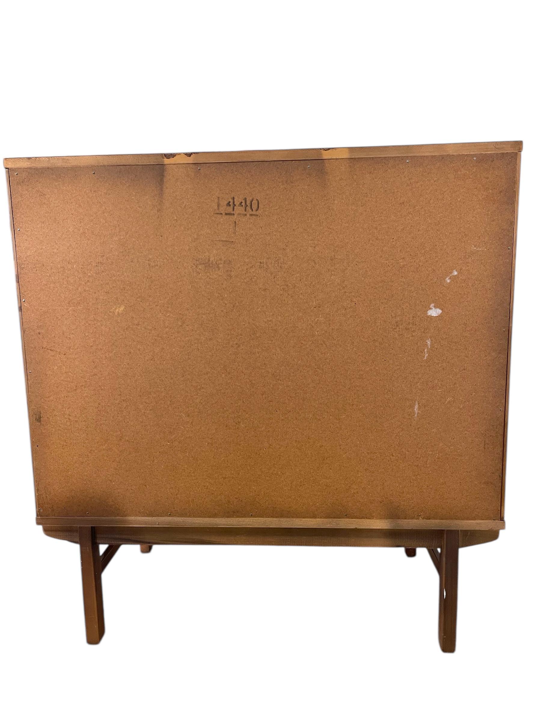 Vintage Mid-Century Modern 4-Drawer Dresser with Dovetailed Drawers in vendita 4
