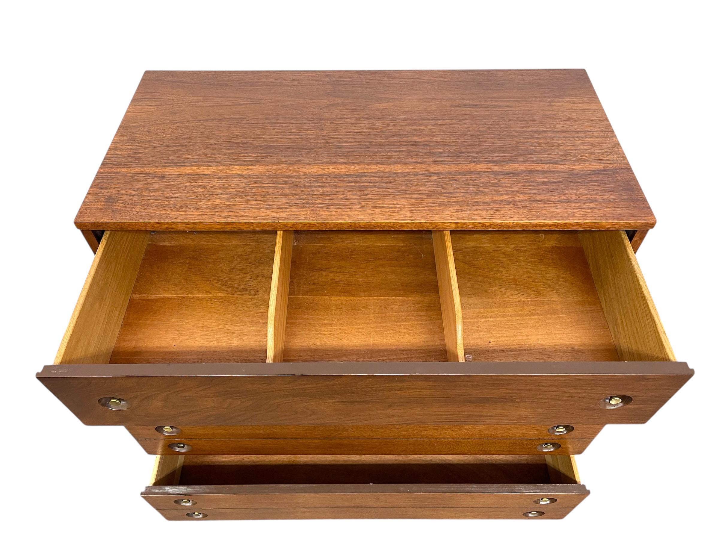 Vintage Mid-Century Modern 4-Drawer Dresser with Dovetailed Drawers in vendita 5