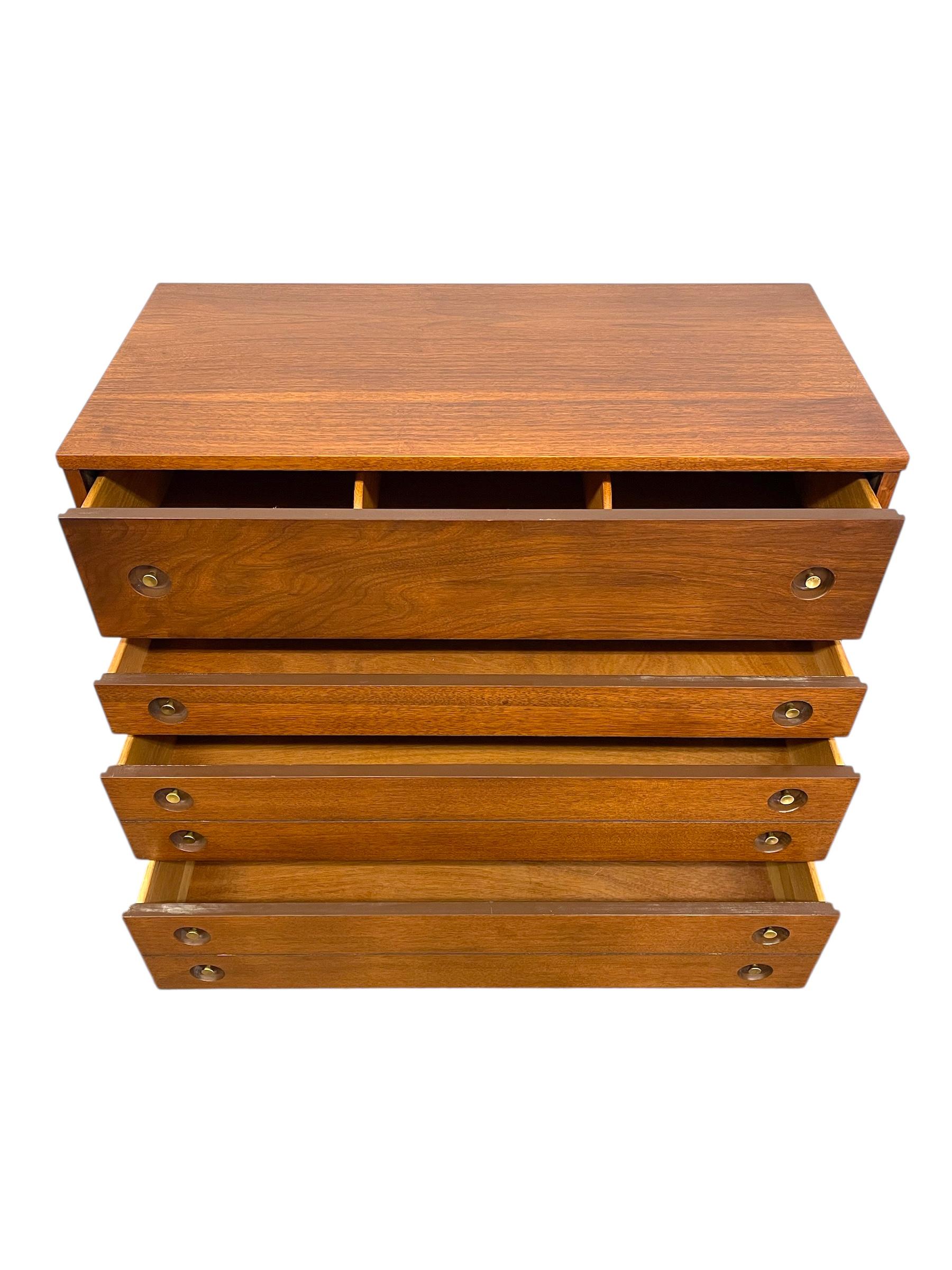 Vintage Mid-Century Modern 4-Drawer Dresser with Dovetailed Drawers in vendita 6