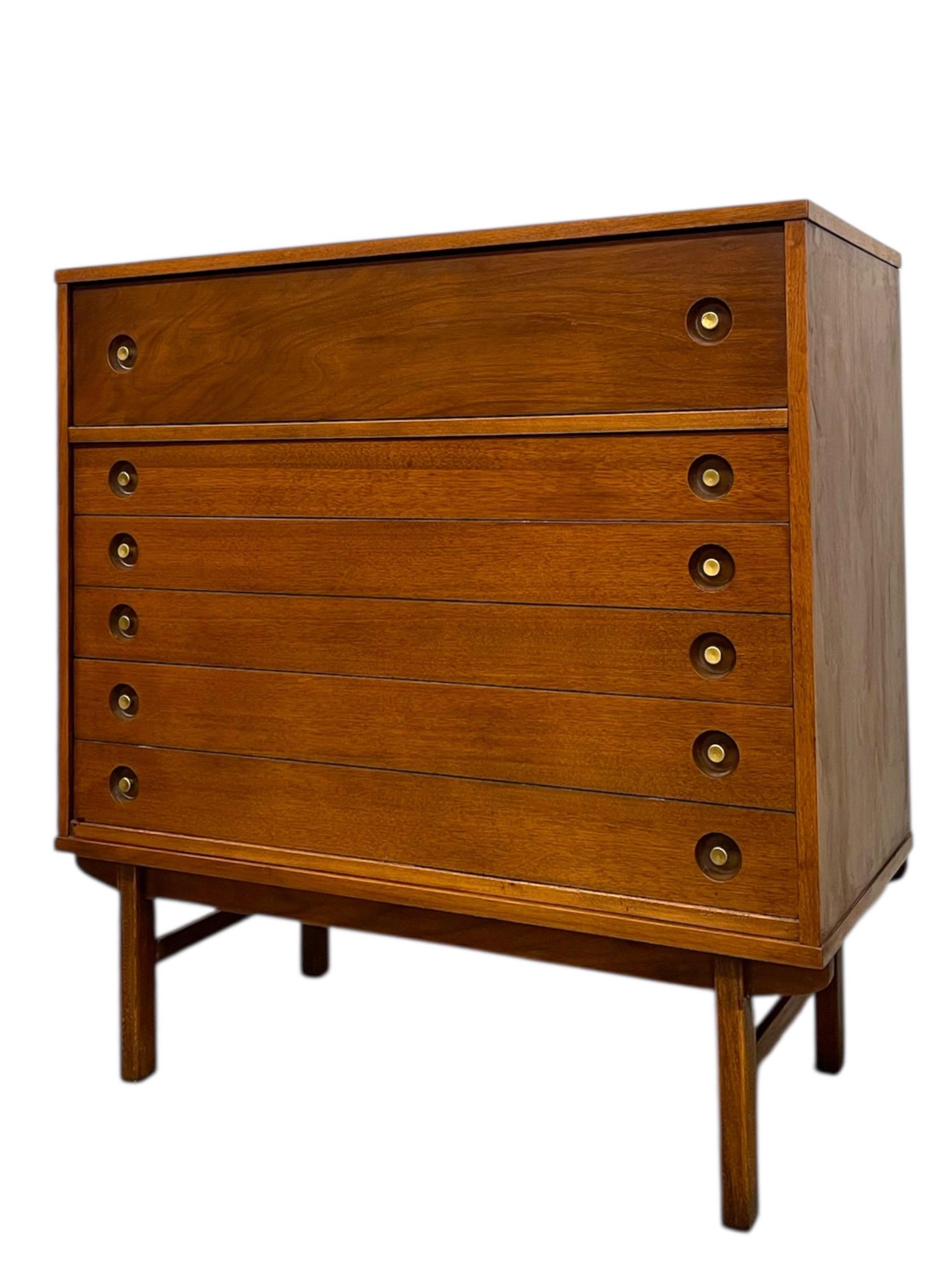 Vintage Mid-Century Modern 4-Drawer Dresser with Dovetailed Drawers In condizioni buone in vendita a Seattle, WA