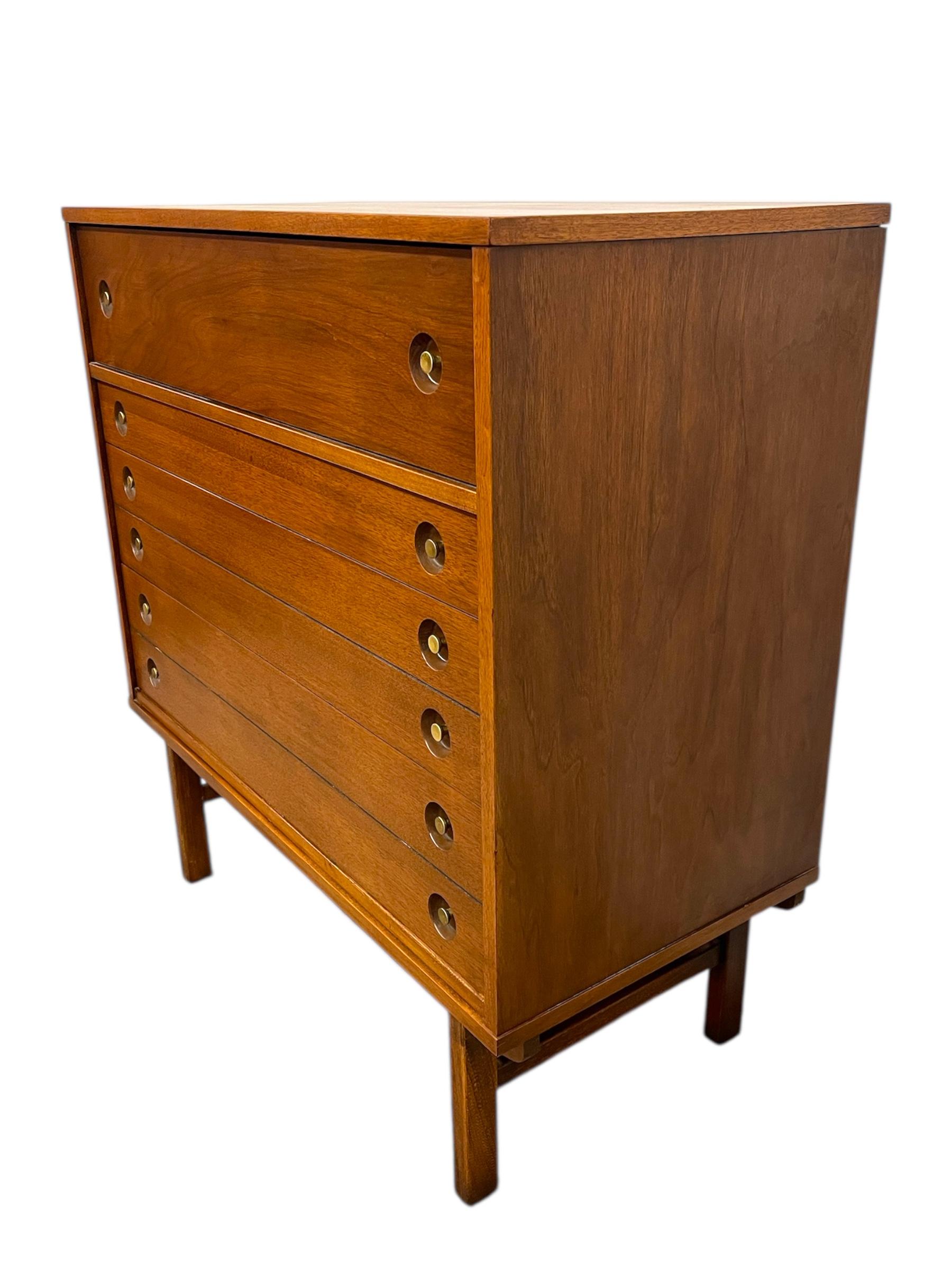 Metà XX secolo Vintage Mid-Century Modern 4-Drawer Dresser with Dovetailed Drawers in vendita