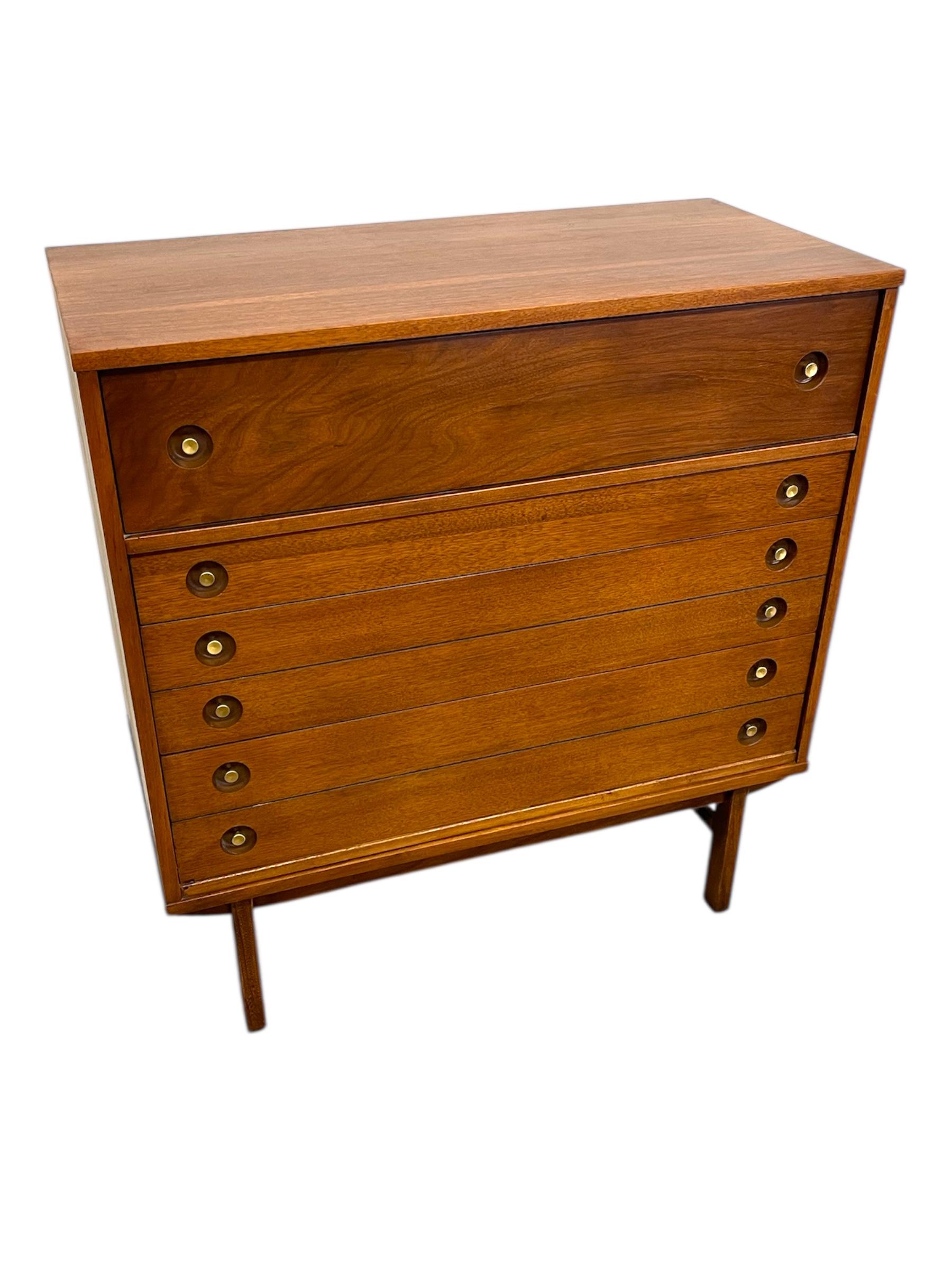 Legno Vintage Mid-Century Modern 4-Drawer Dresser with Dovetailed Drawers in vendita