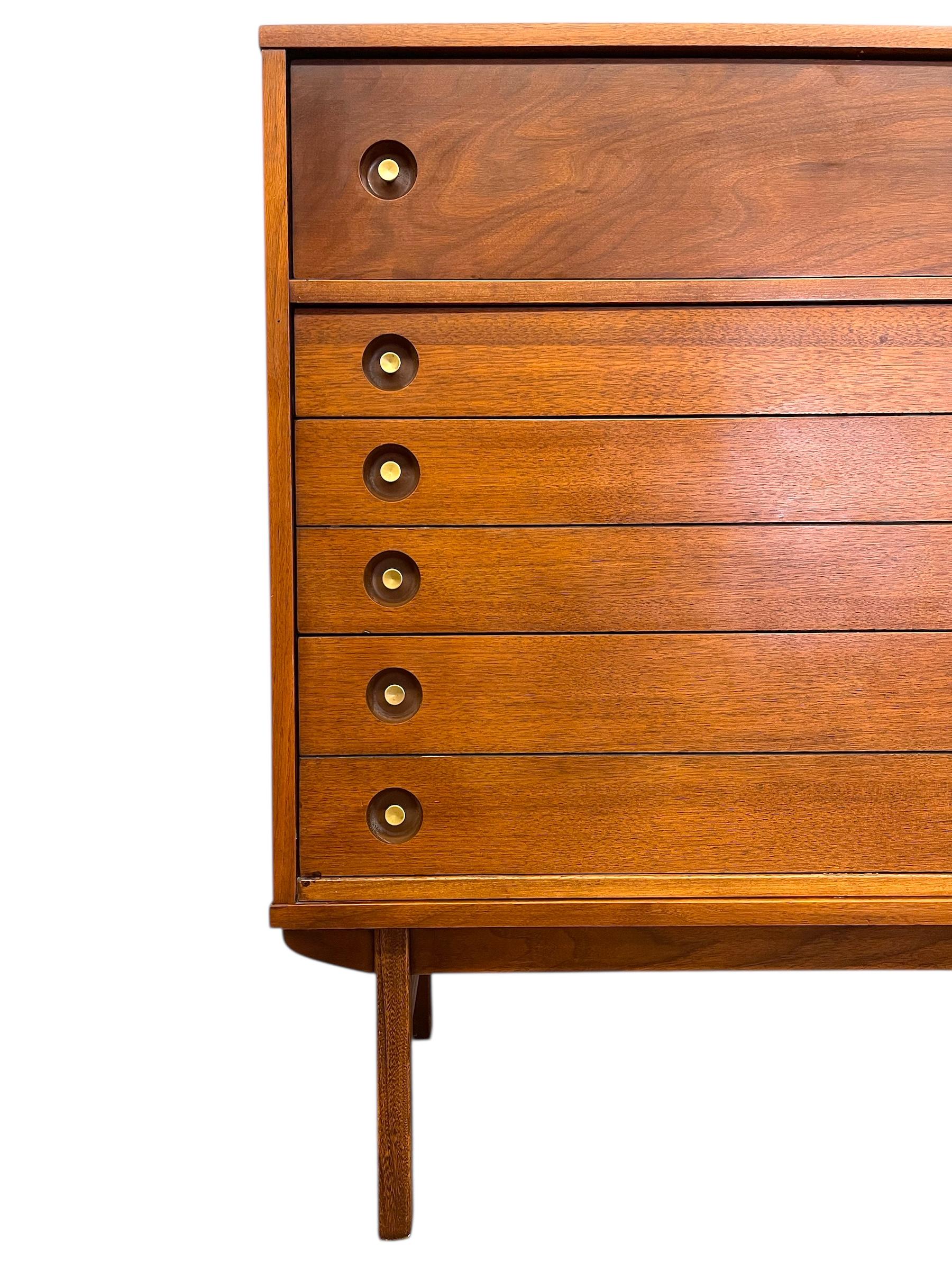 Vintage Mid-Century Modern 4-Drawer Dresser with Dovetailed Drawers in vendita 1