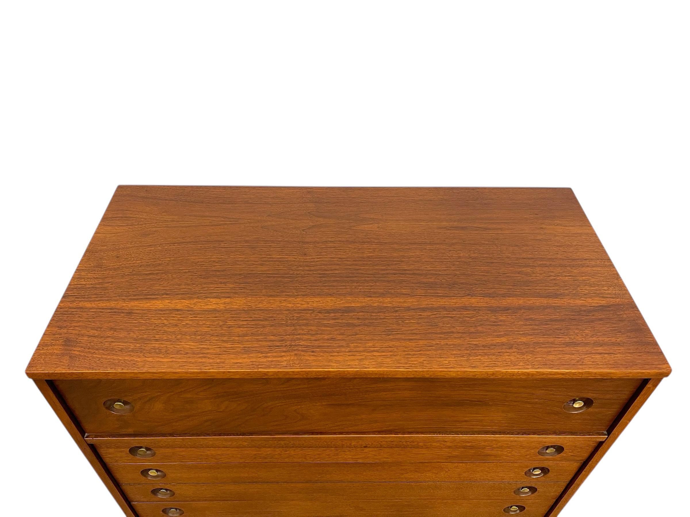 Vintage Mid-Century Modern 4-Drawer Dresser with Dovetailed Drawers in vendita 3