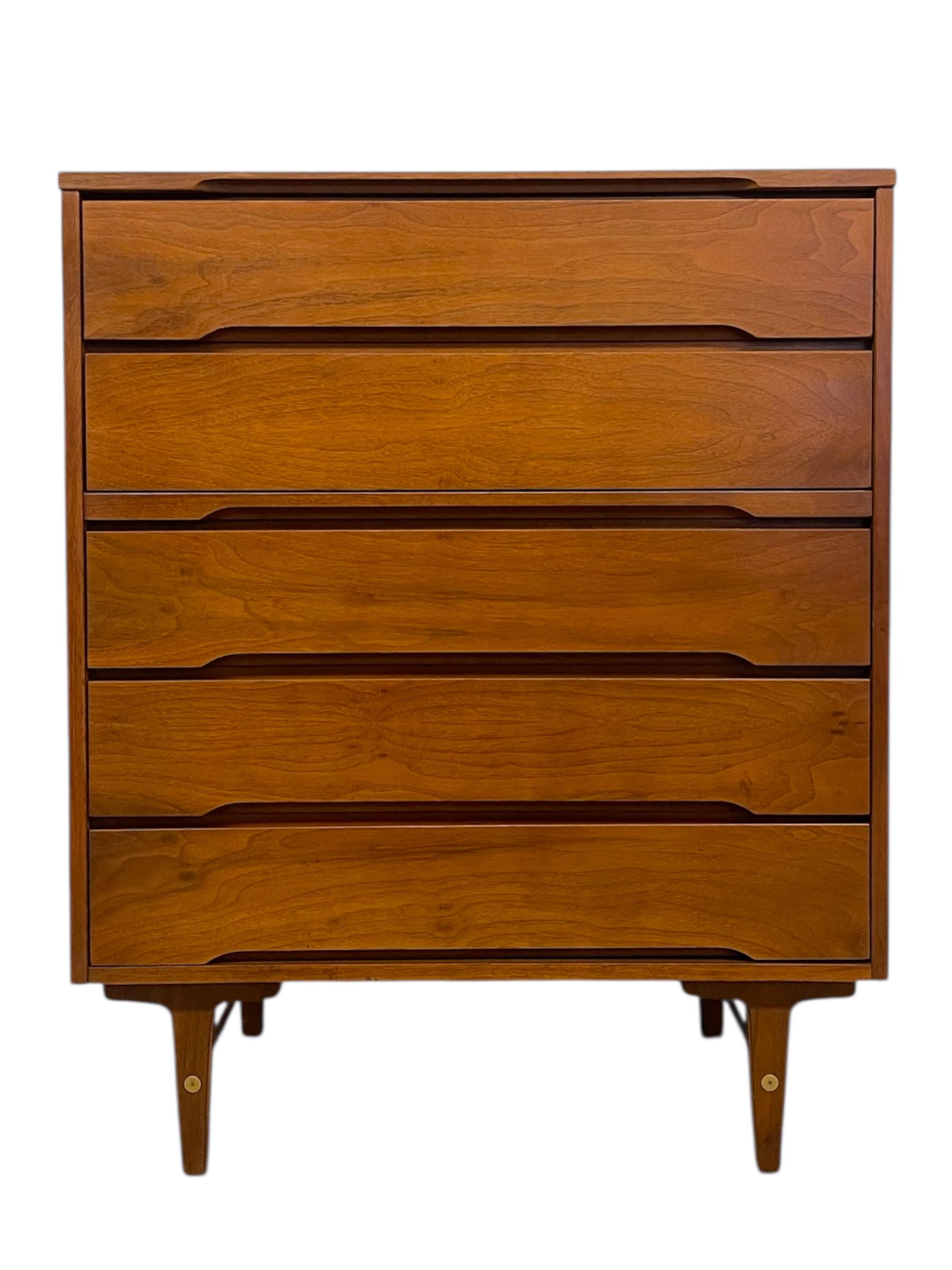 Une superbe commode haute moderne du milieu du siècle par Stanley Furniture, faisant partie de leur ligne 