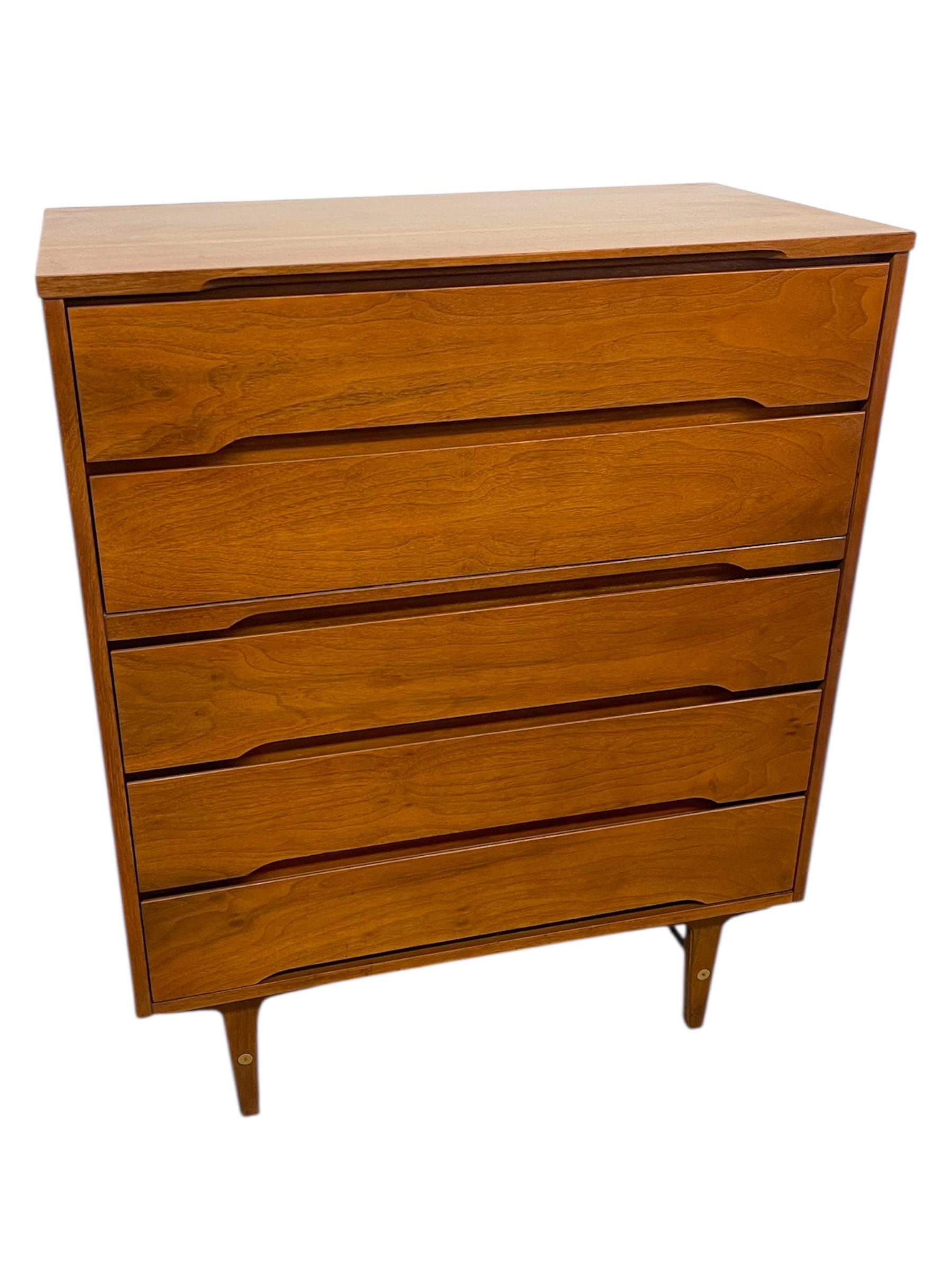 Mid-Century Modern Vintage Mid Century Modern Highboy Dresser à 4 tiroirs par Stanley Furniture en vente