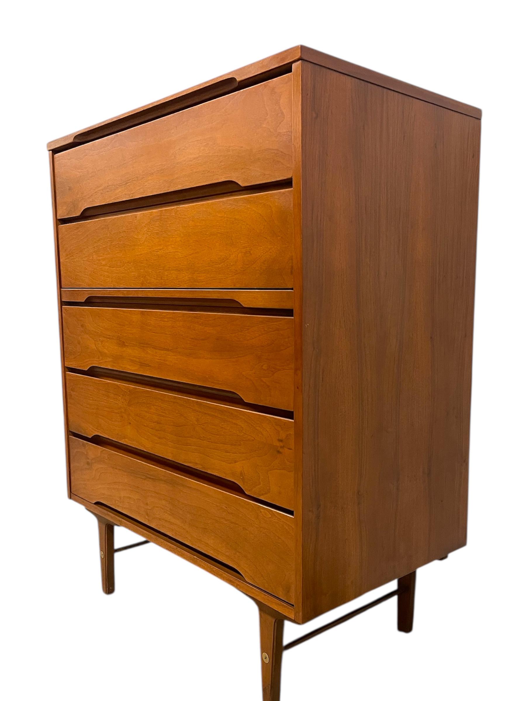Vintage Mid Century Modern Highboy Dresser à 4 tiroirs par Stanley Furniture Bon état - En vente à Seattle, WA