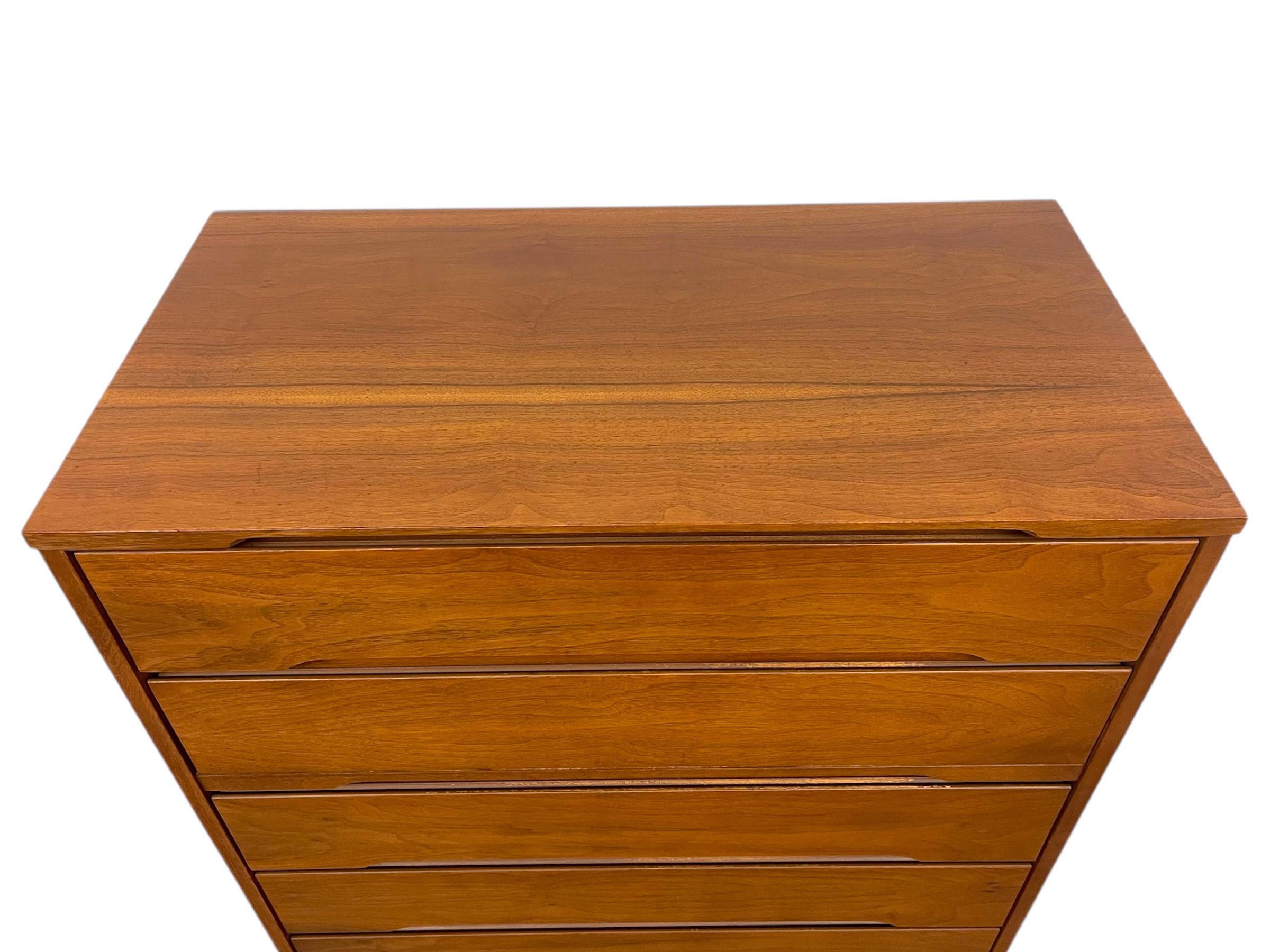 Fin du 20e siècle Vintage Mid Century Modern Highboy Dresser à 4 tiroirs par Stanley Furniture en vente