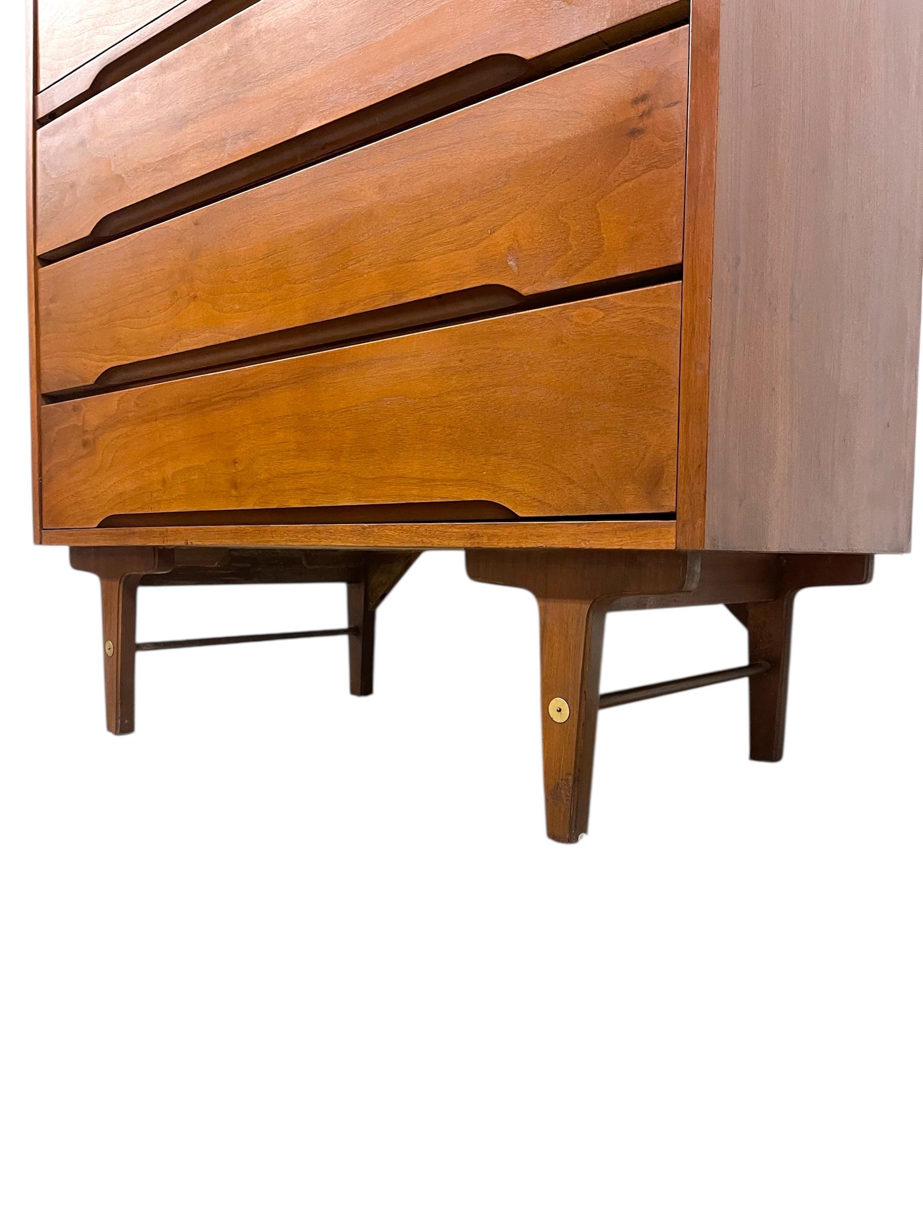 Bois Vintage Mid Century Modern Highboy Dresser à 4 tiroirs par Stanley Furniture en vente