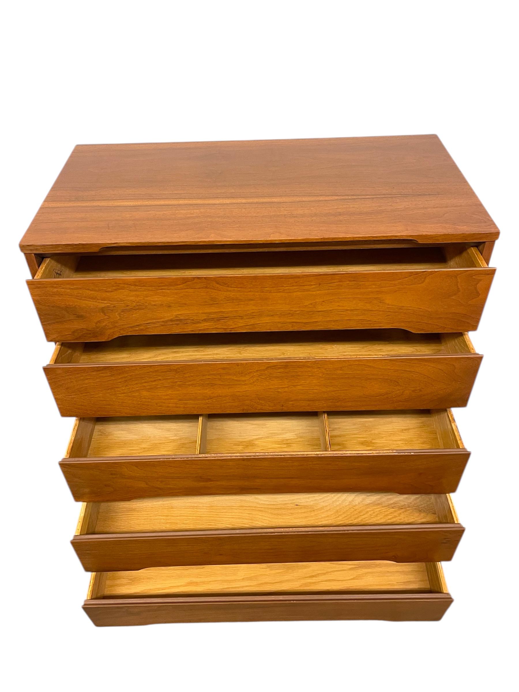 Vintage Mid Century Modern Highboy Dresser à 4 tiroirs par Stanley Furniture en vente 1