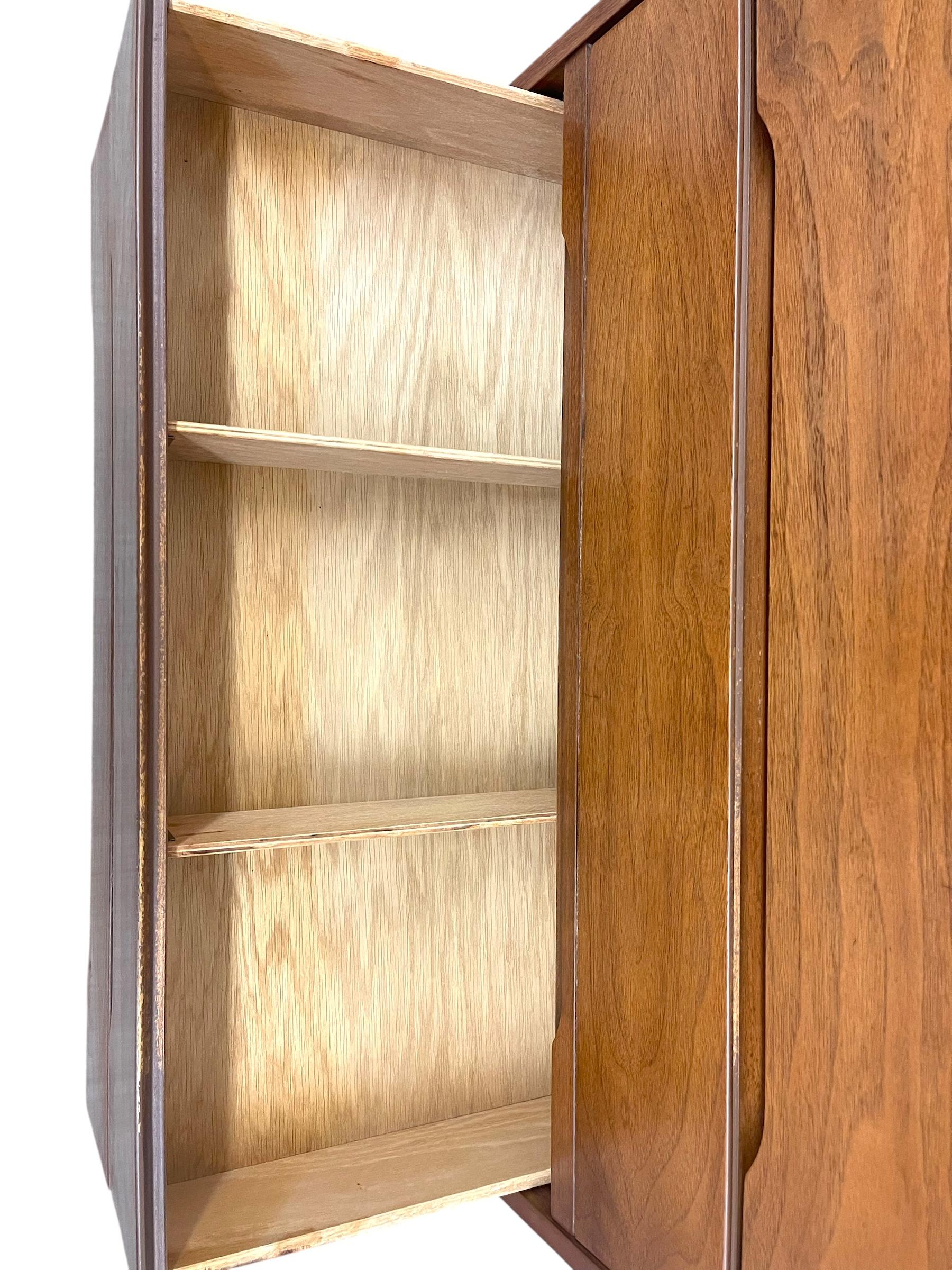 Vintage Mid Century Modern Highboy Dresser à 4 tiroirs par Stanley Furniture en vente 2