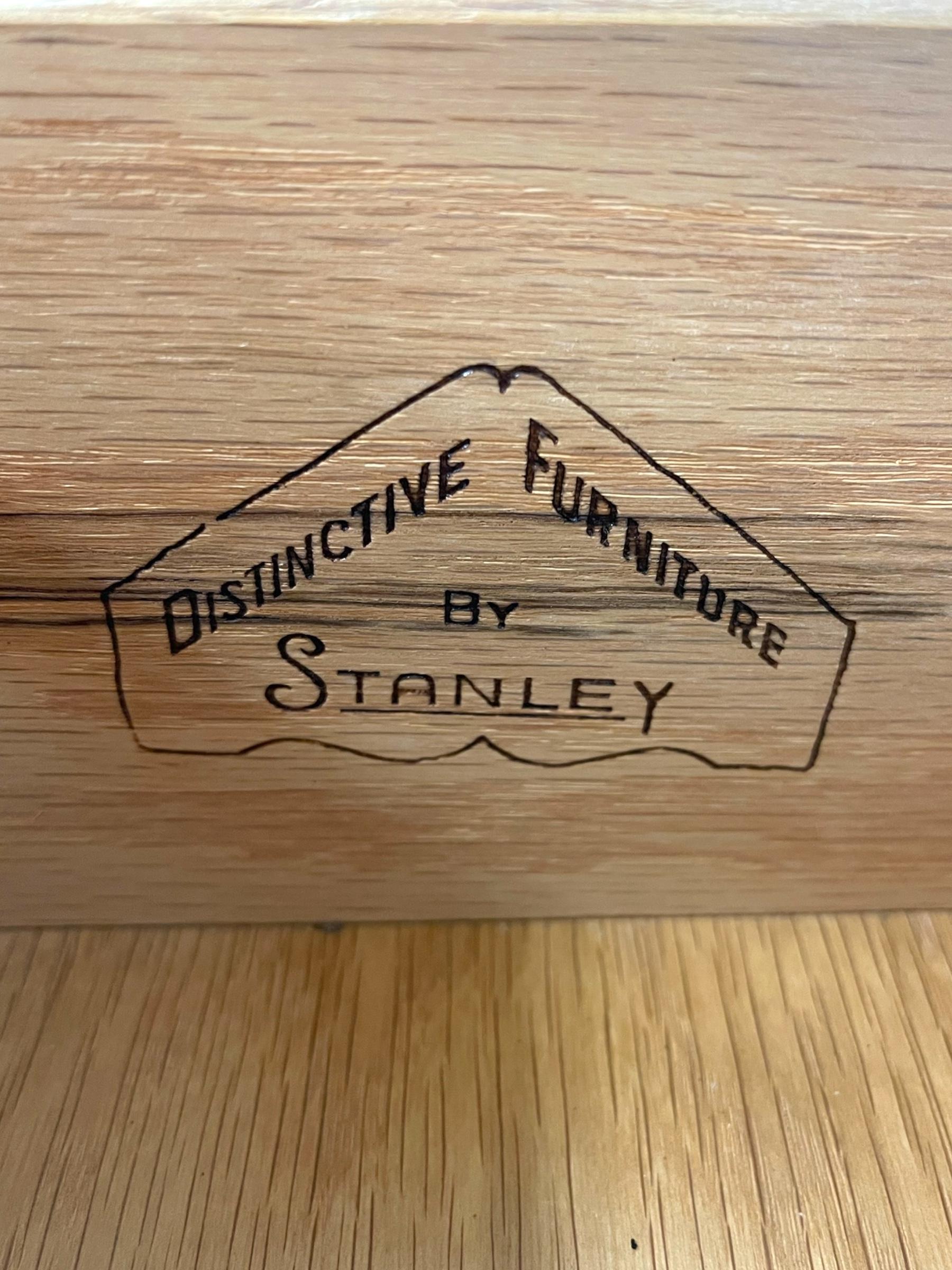 Vintage Mid Century Modern Highboy Dresser à 4 tiroirs par Stanley Furniture en vente 3