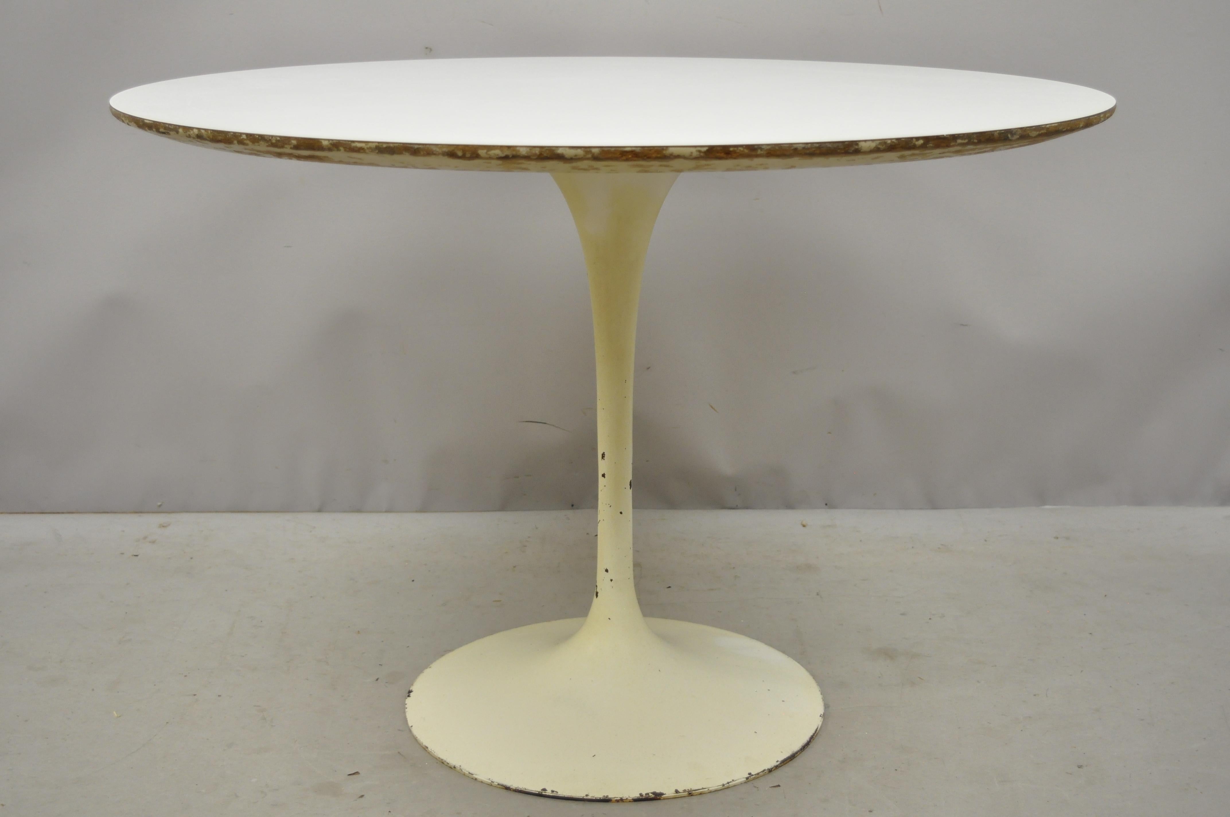 Metal Vintage Mid-Century Modern Round Saarinen Style Tulip Base Dining Table
