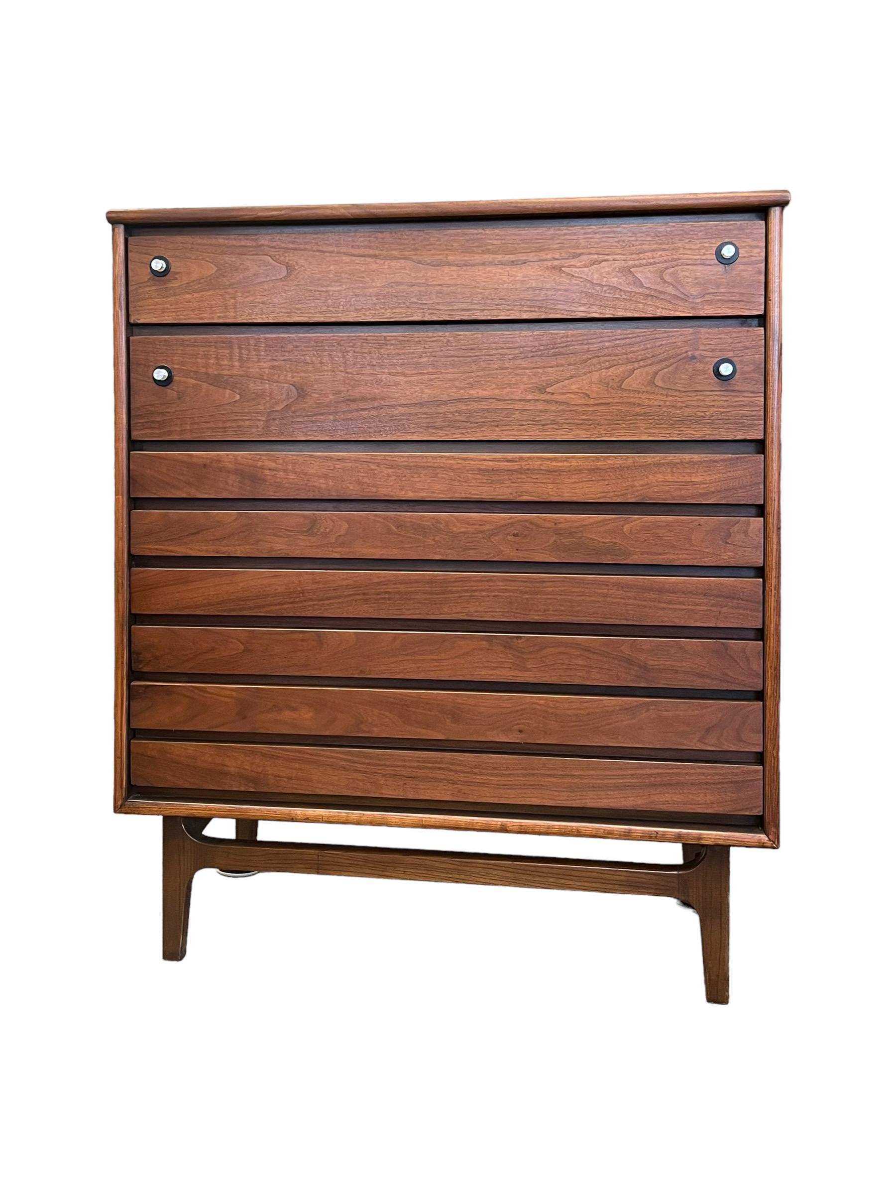 Vintage Mid Century Modern 5 Drawer Dresser by Stanley Dovetail Drawers

Dimensions. 38 W ; 18 D ; 44 H