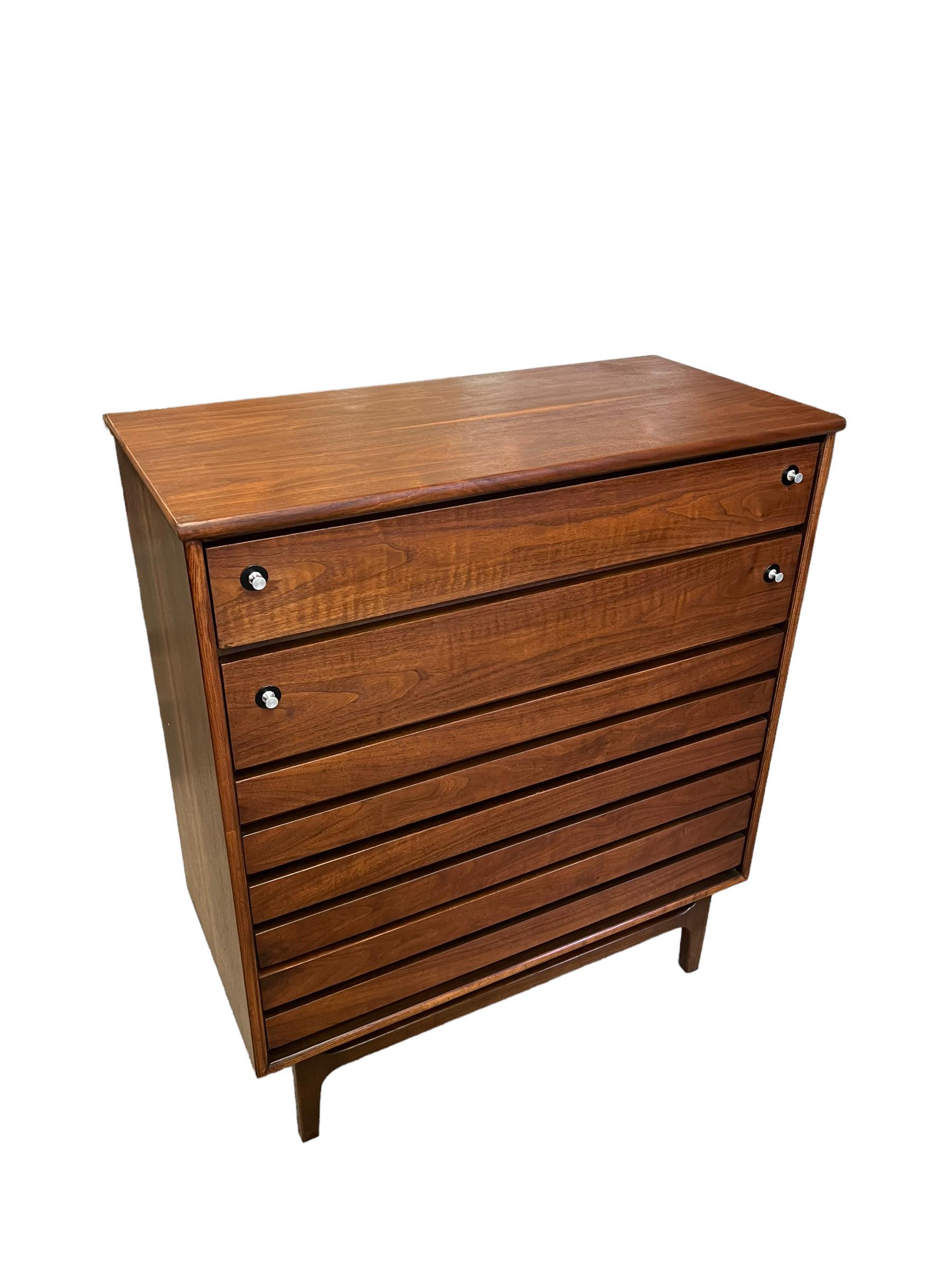 Vintage Mid Century Modern 5 Drawer Dresser by Stanley Dovetail Drawers In Good Condition For Sale In Seattle, WA