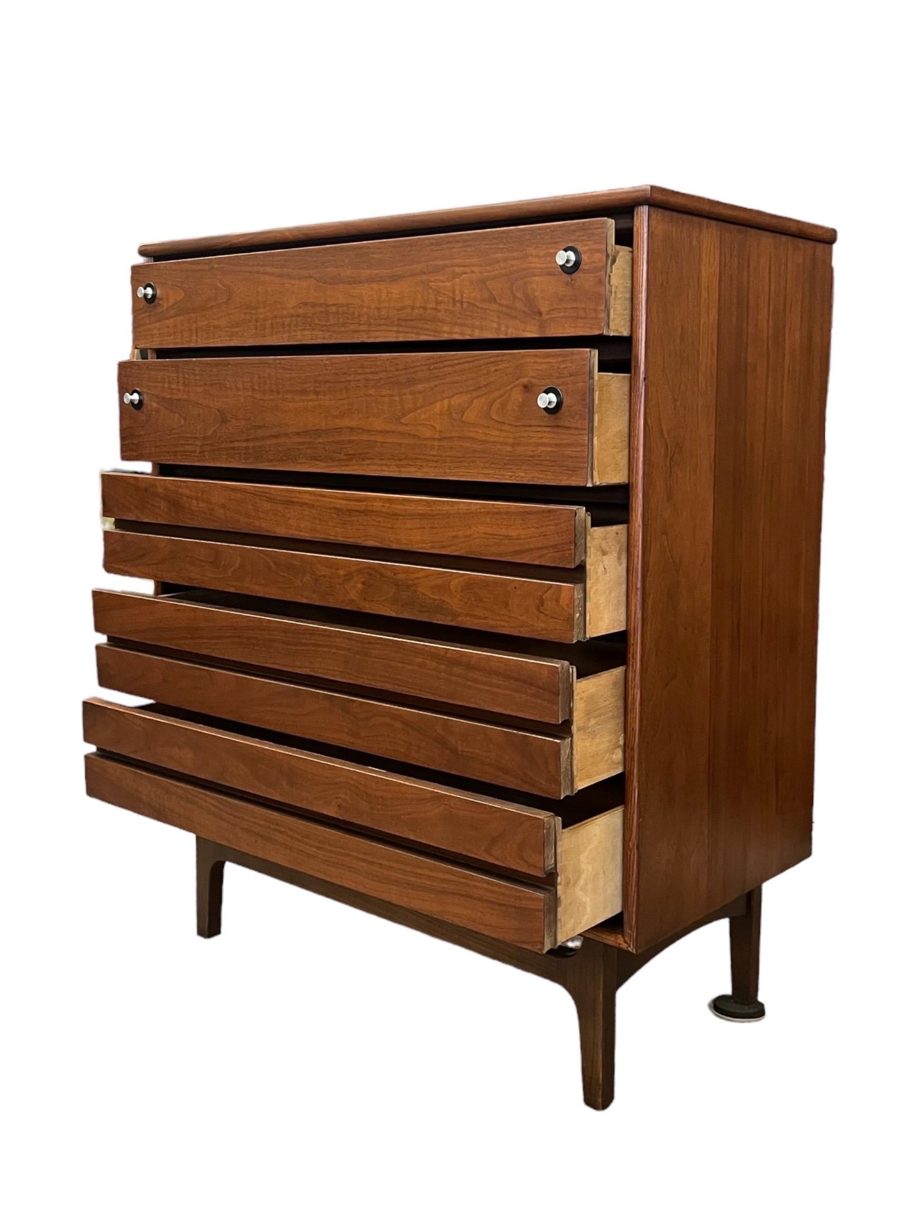 Late 20th Century Vintage Mid Century Modern 5 Drawer Dresser by Stanley Dovetail Drawers For Sale