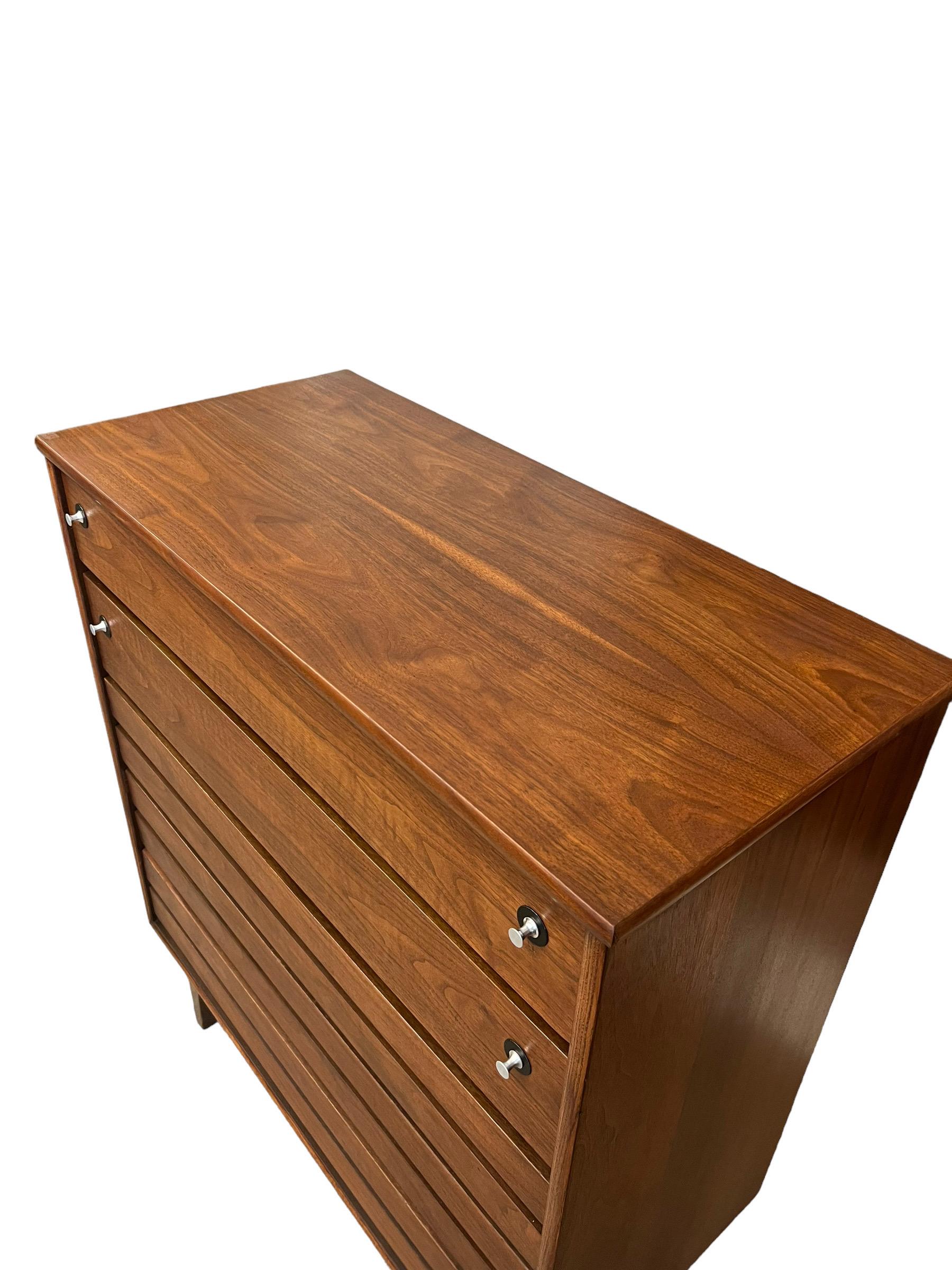 Wood Vintage Mid Century Modern 5 Drawer Dresser by Stanley Dovetail Drawers For Sale
