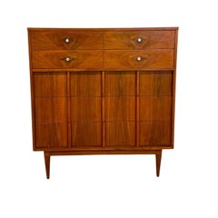 Vintage Mid-Century Modern 5 Drawer Dresser With Diamond Parquet Accent Inlay.