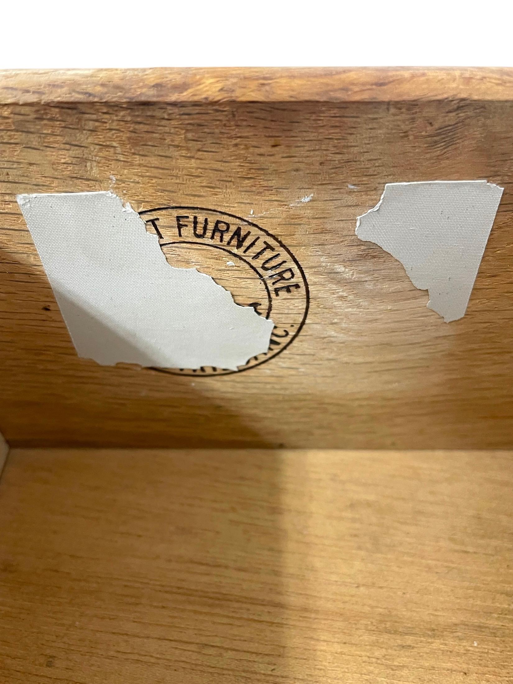 Comò a 5 cassetti vintage del Mid Century Modern con tiranti scolpiti in vendita 4