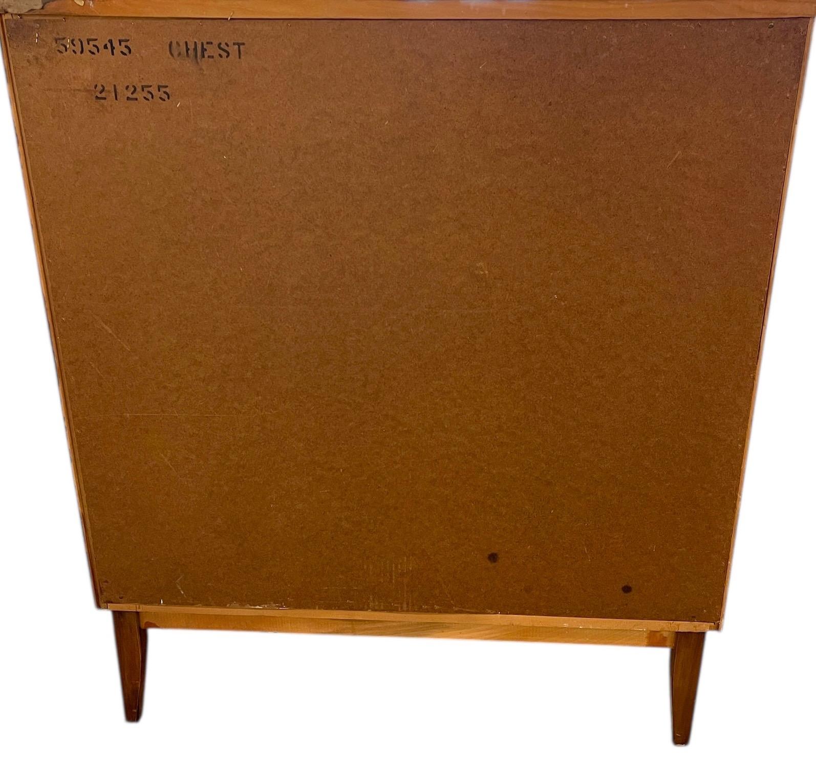 Comò a 5 cassetti vintage del Mid Century Modern con tiranti scolpiti in vendita 5
