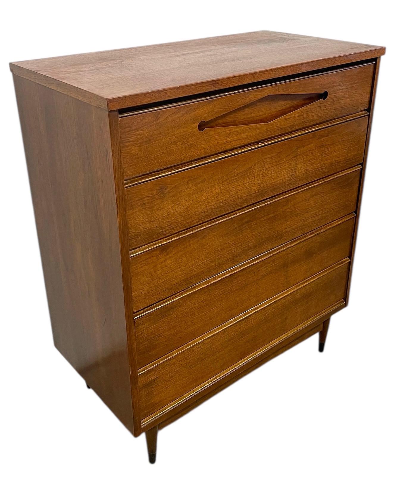Mid-Century moderno Comò a 5 cassetti vintage del Mid Century Modern con tiranti scolpiti in vendita