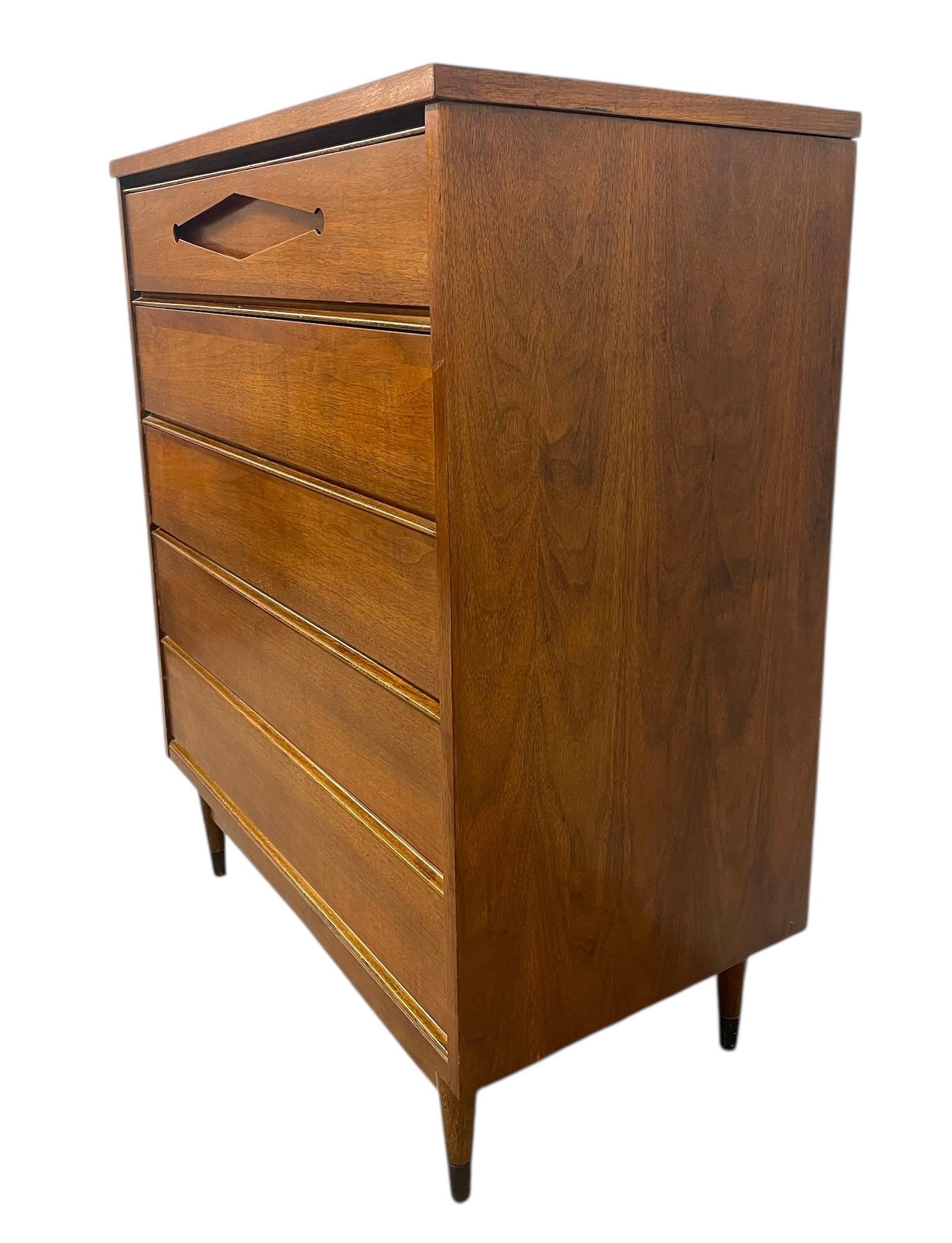 Comò a 5 cassetti vintage del Mid Century Modern con tiranti scolpiti In condizioni buone in vendita a Seattle, WA