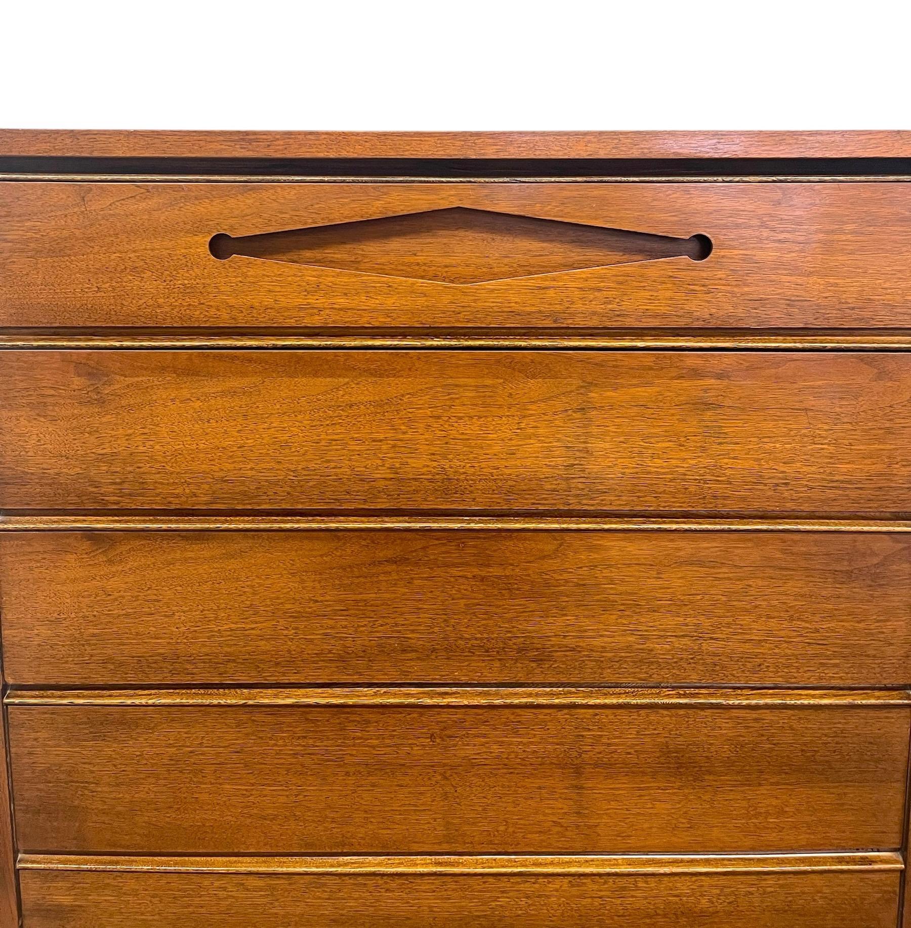 Fine XX secolo Comò a 5 cassetti vintage del Mid Century Modern con tiranti scolpiti in vendita
