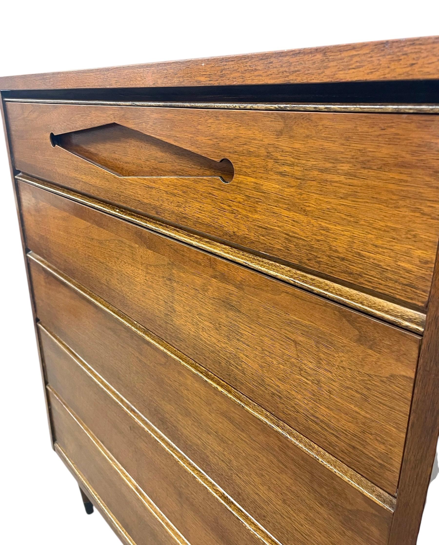 Legno Comò a 5 cassetti vintage del Mid Century Modern con tiranti scolpiti in vendita