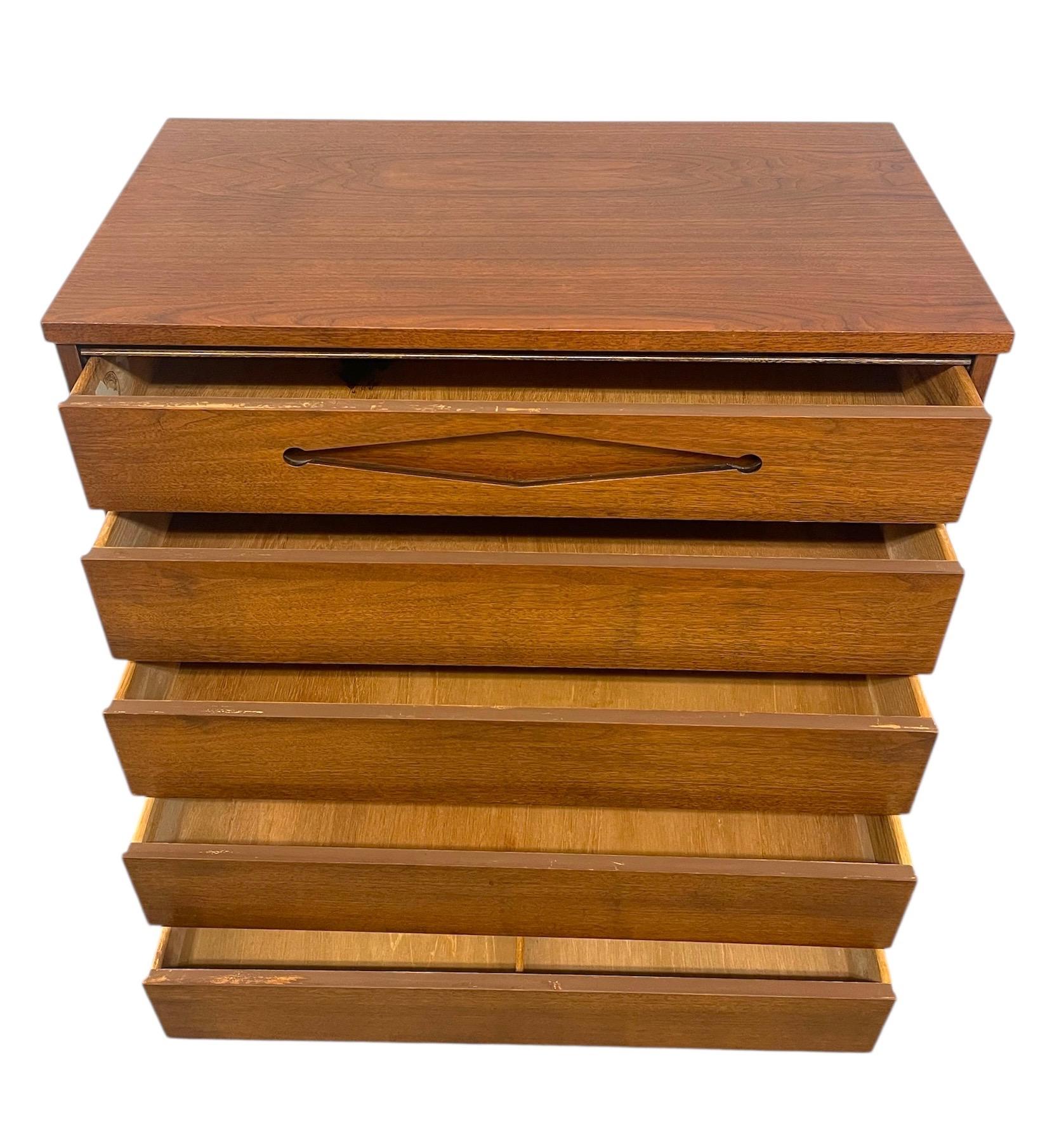 Comò a 5 cassetti vintage del Mid Century Modern con tiranti scolpiti in vendita 1
