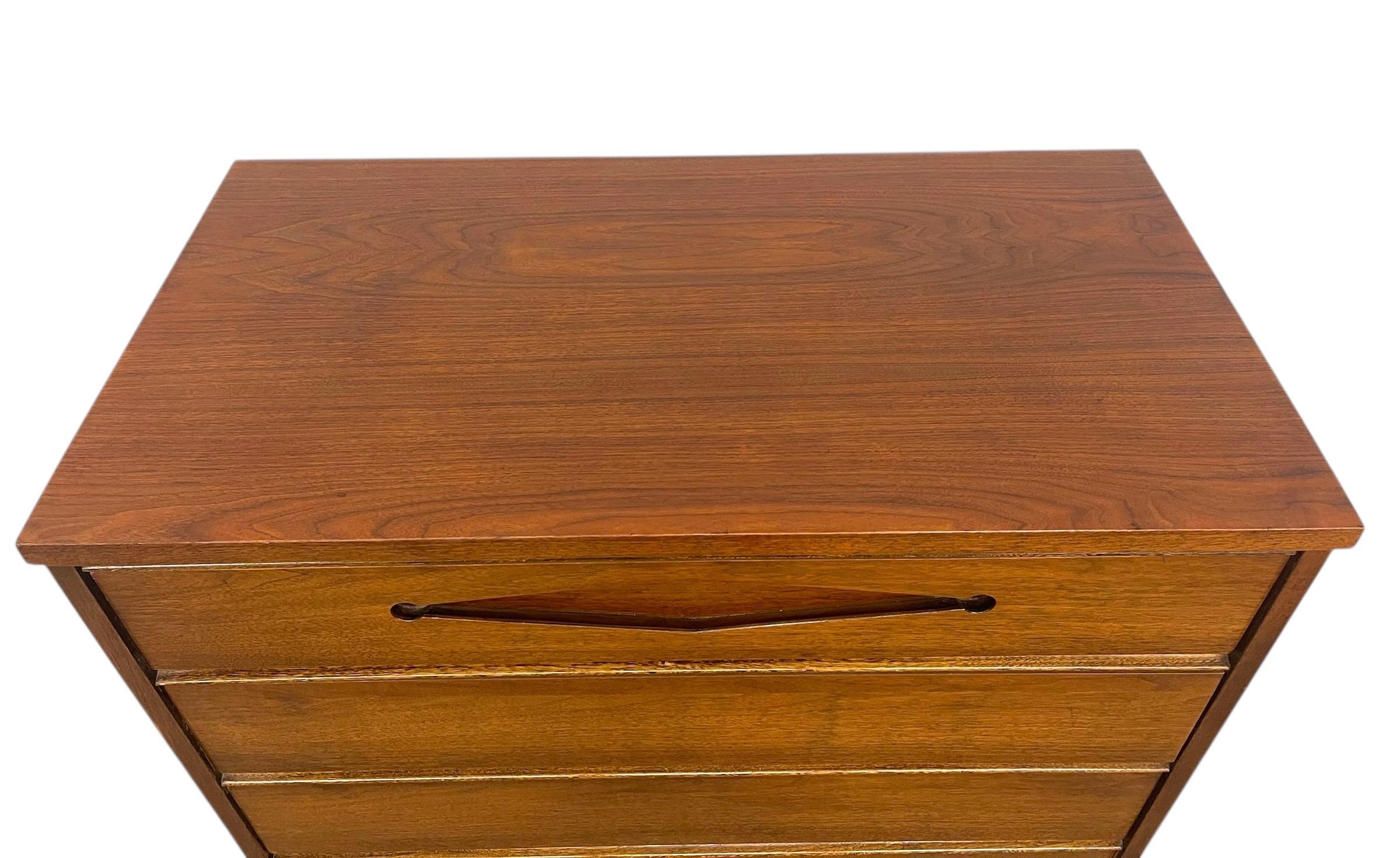 Comò a 5 cassetti vintage del Mid Century Modern con tiranti scolpiti in vendita 2