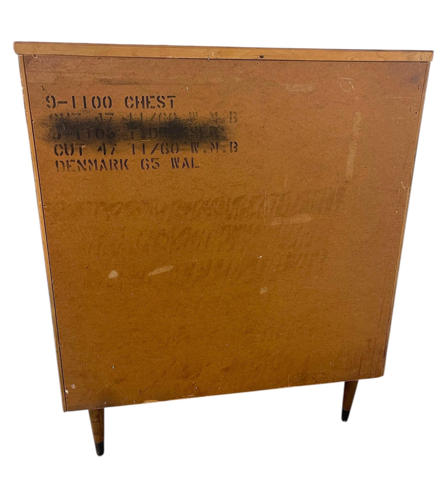 Comò a 5 cassetti vintage del Mid Century Modern con tiranti scolpiti in vendita 3